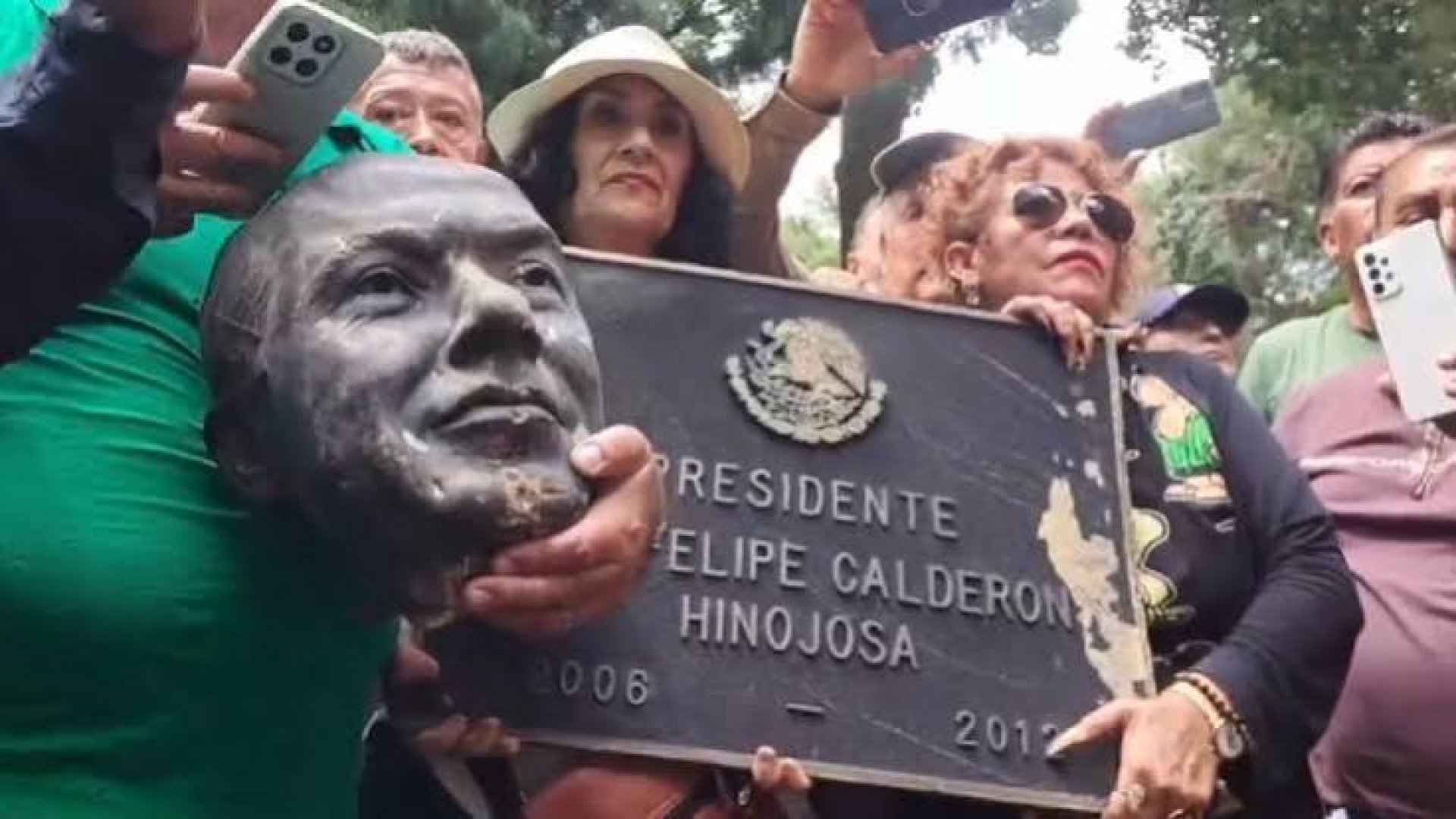 Ex trabajadores de Luz y Fuerza dañan estatua de Felipe Calderón en Los Pinos