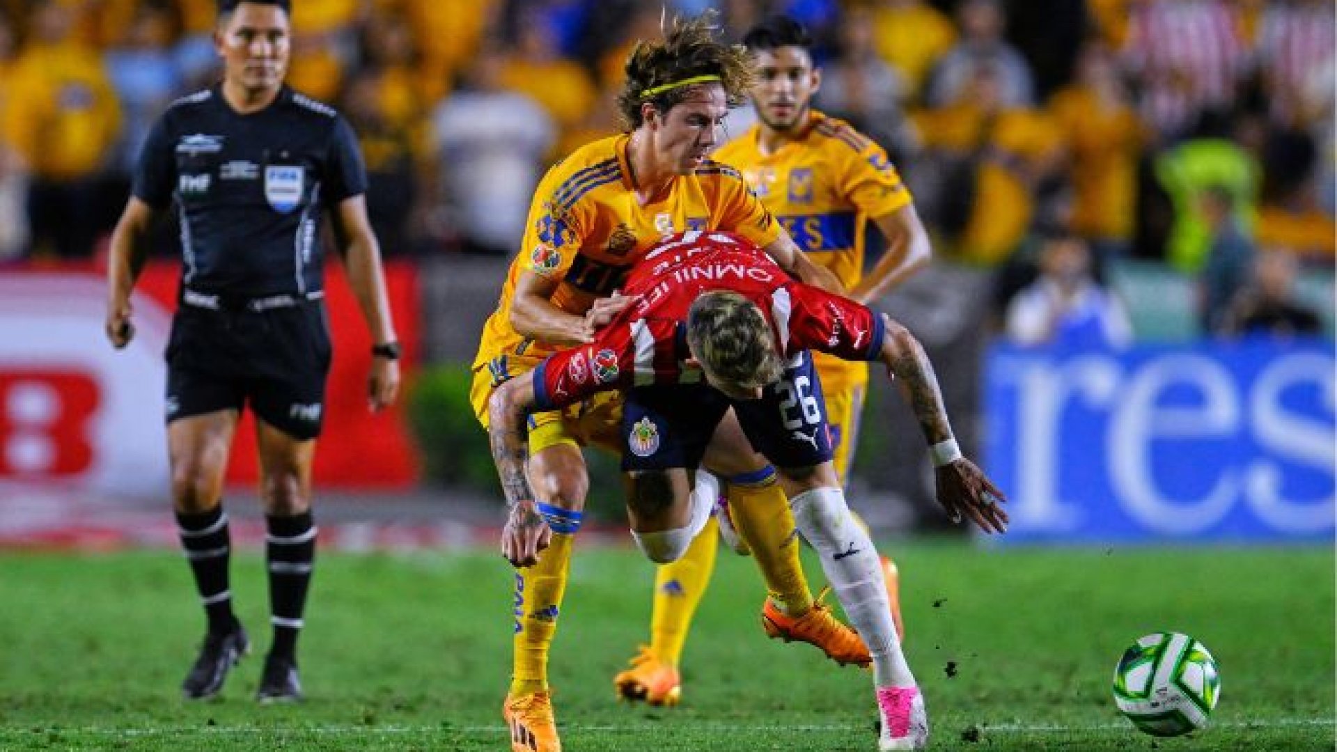Sebastián Córdova explota contra el arbitraje por la plancha que recibió ante Chivas