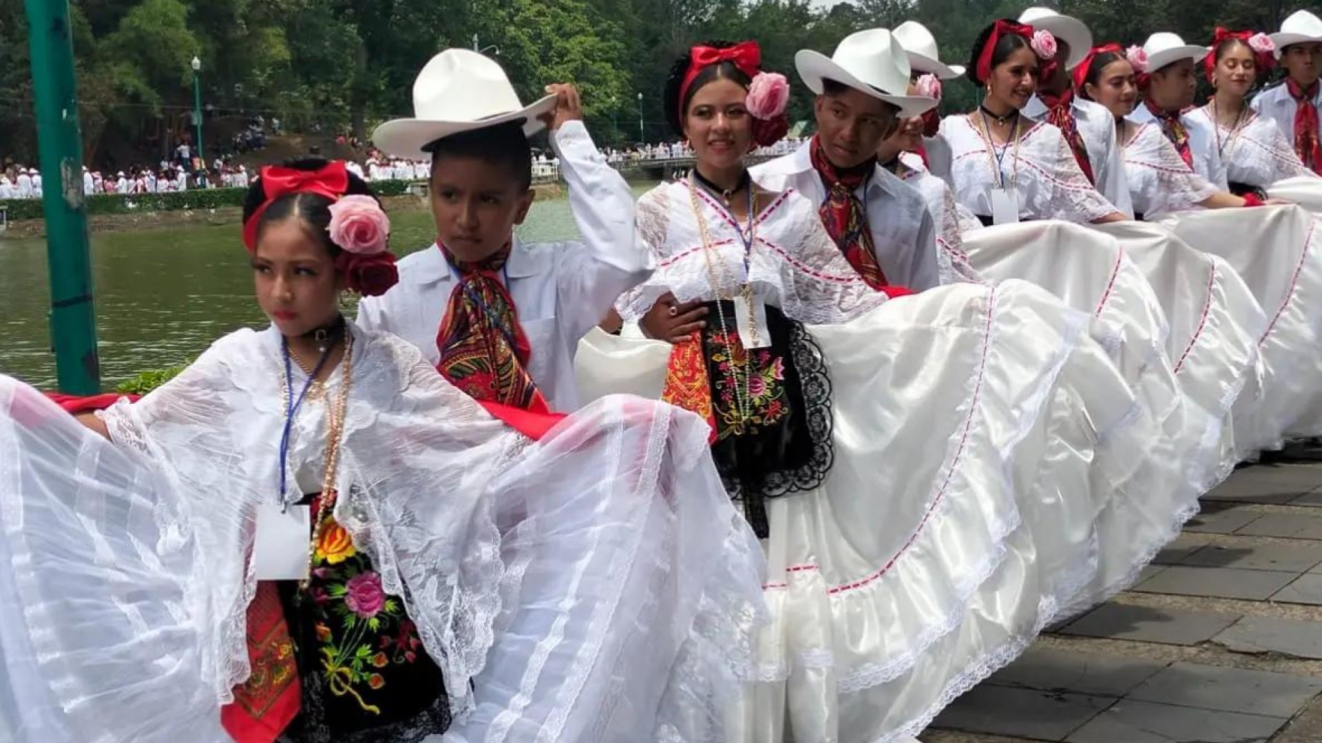 Dos mil personas bailan La Bamba en Xalapa
