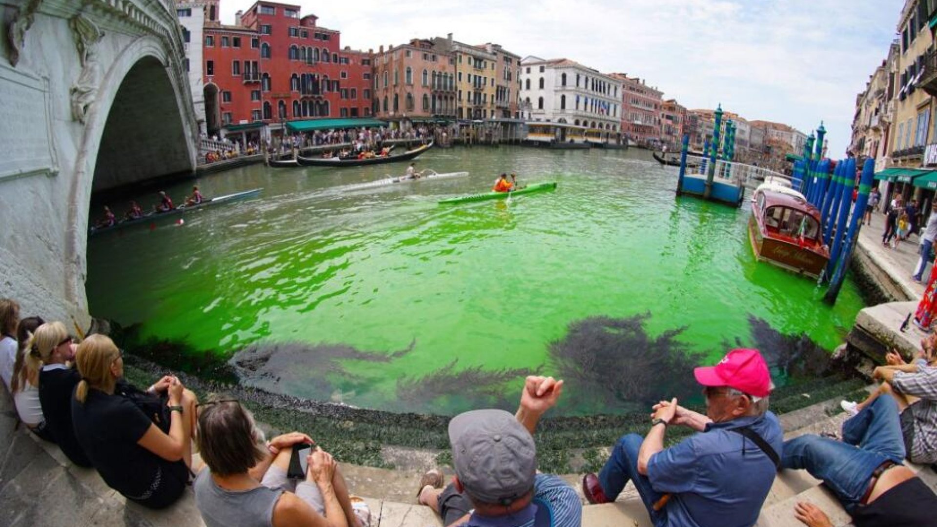El agua del Gran Canal de Venecia se tiñe de un misterioso color verde fluorescente