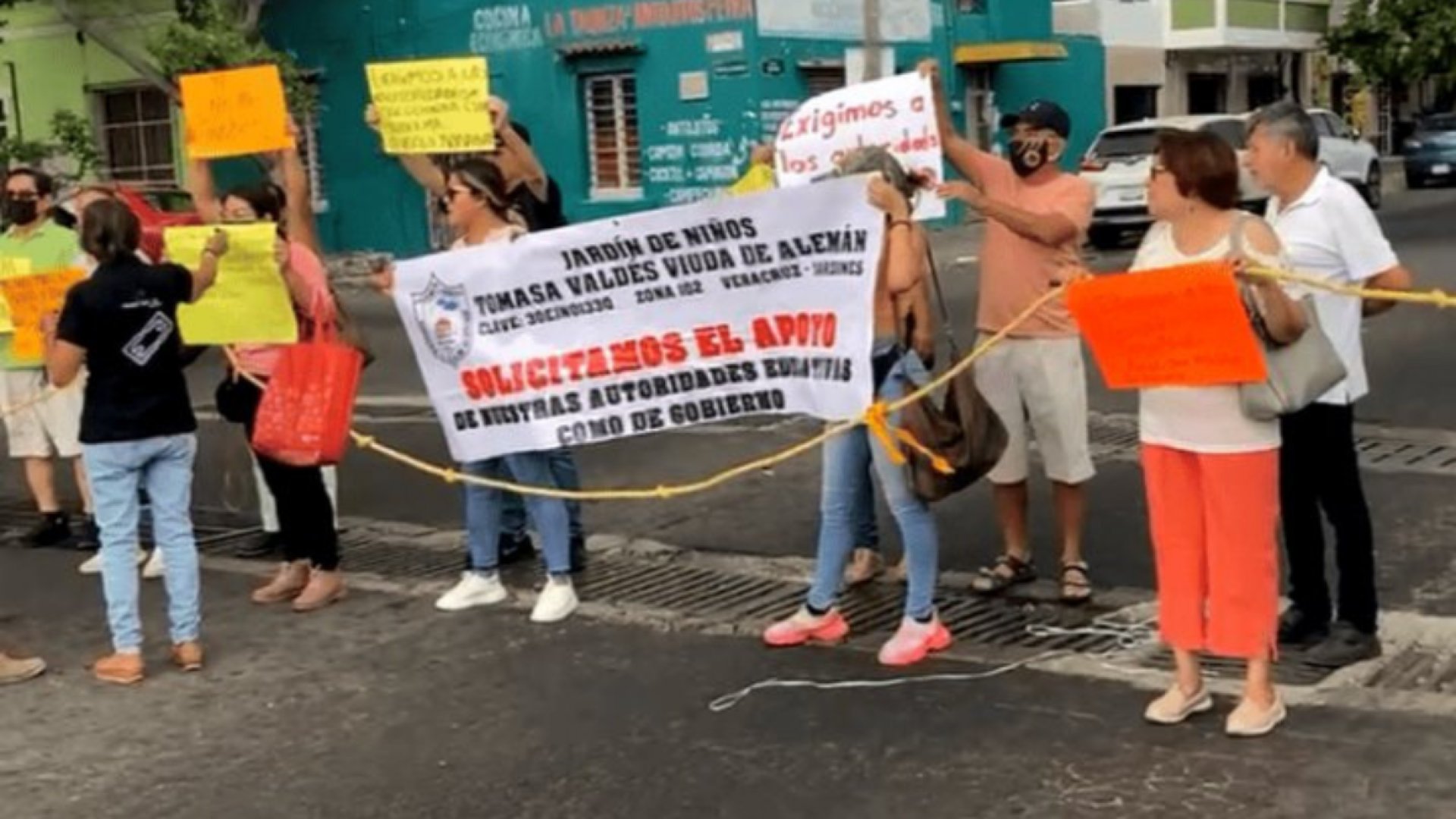 Bloquean calles de Veracruz por constantes robos a jardín de niños