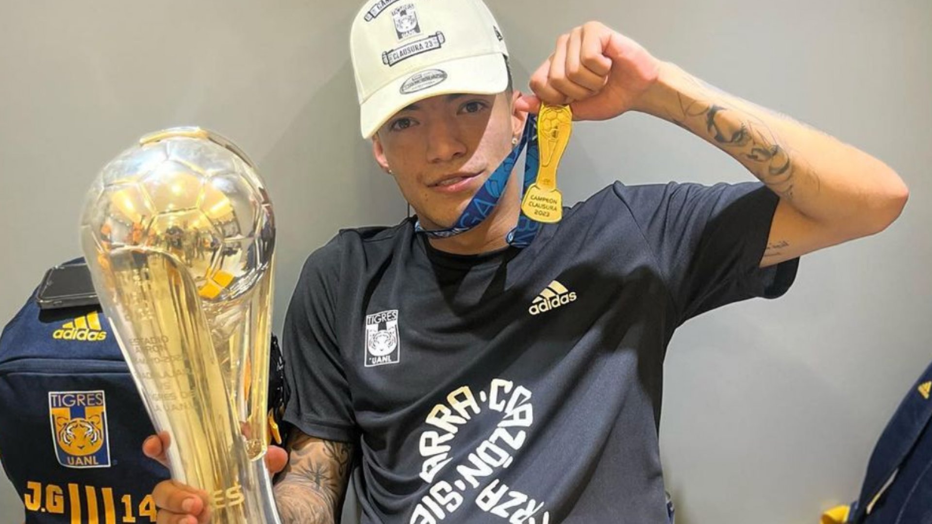 Exhiben a veracruzano campeón de Tigres por no dar manutención