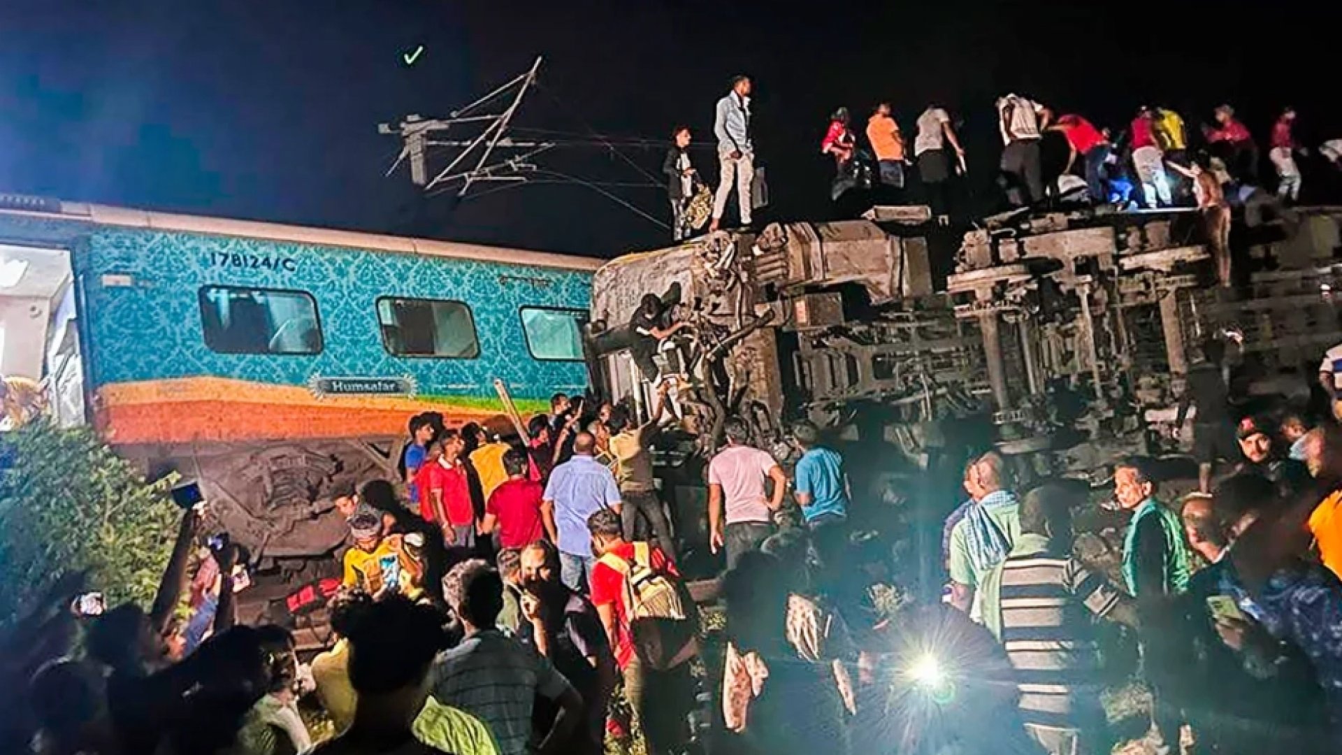 Al menos 207 muertos y 900 heridos en triple choque de trenes en la India