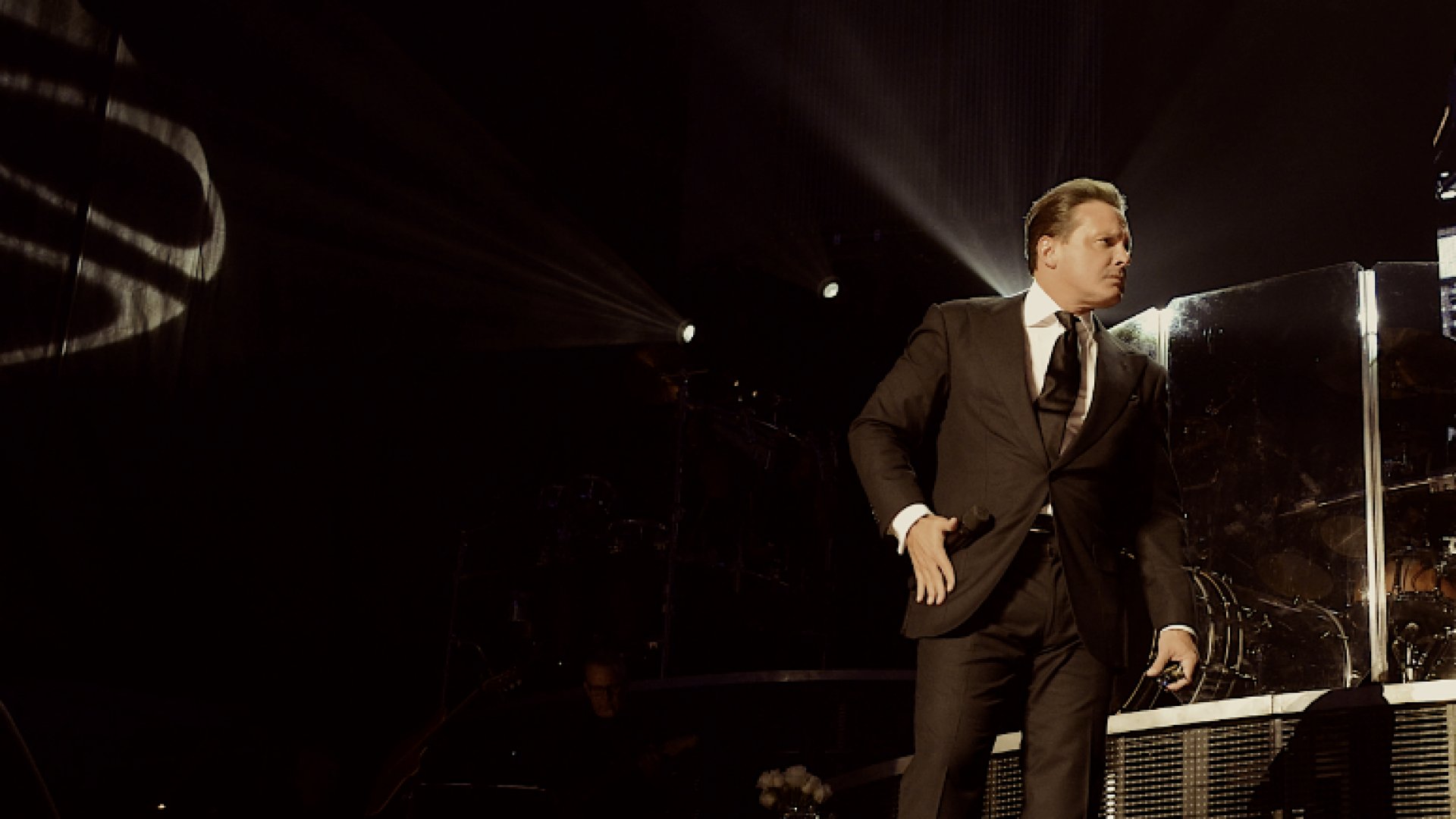 Luis Miguel sorprende a fans en el aeropuerto y les firma autógrafos