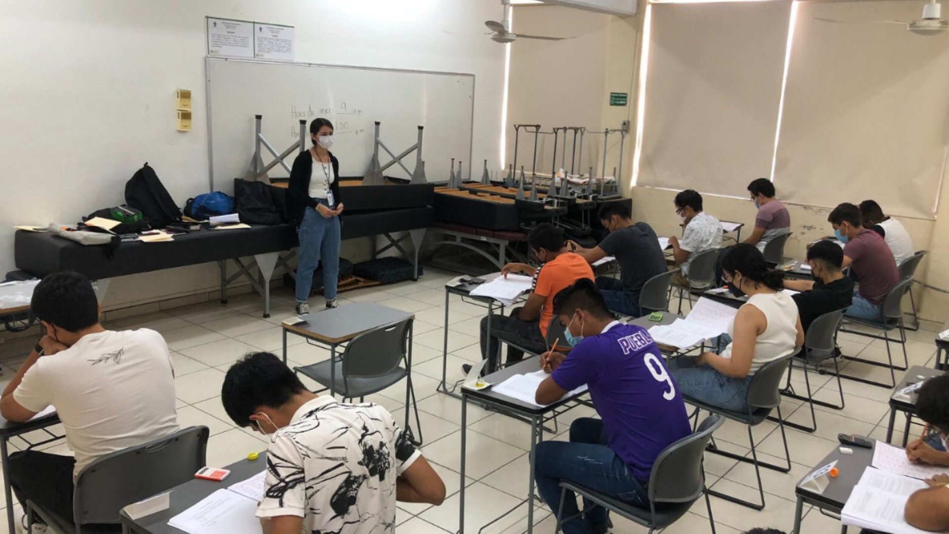 Aspirantes presentan examen de ingreso a la UV, hay 18 mil lugares disponibles