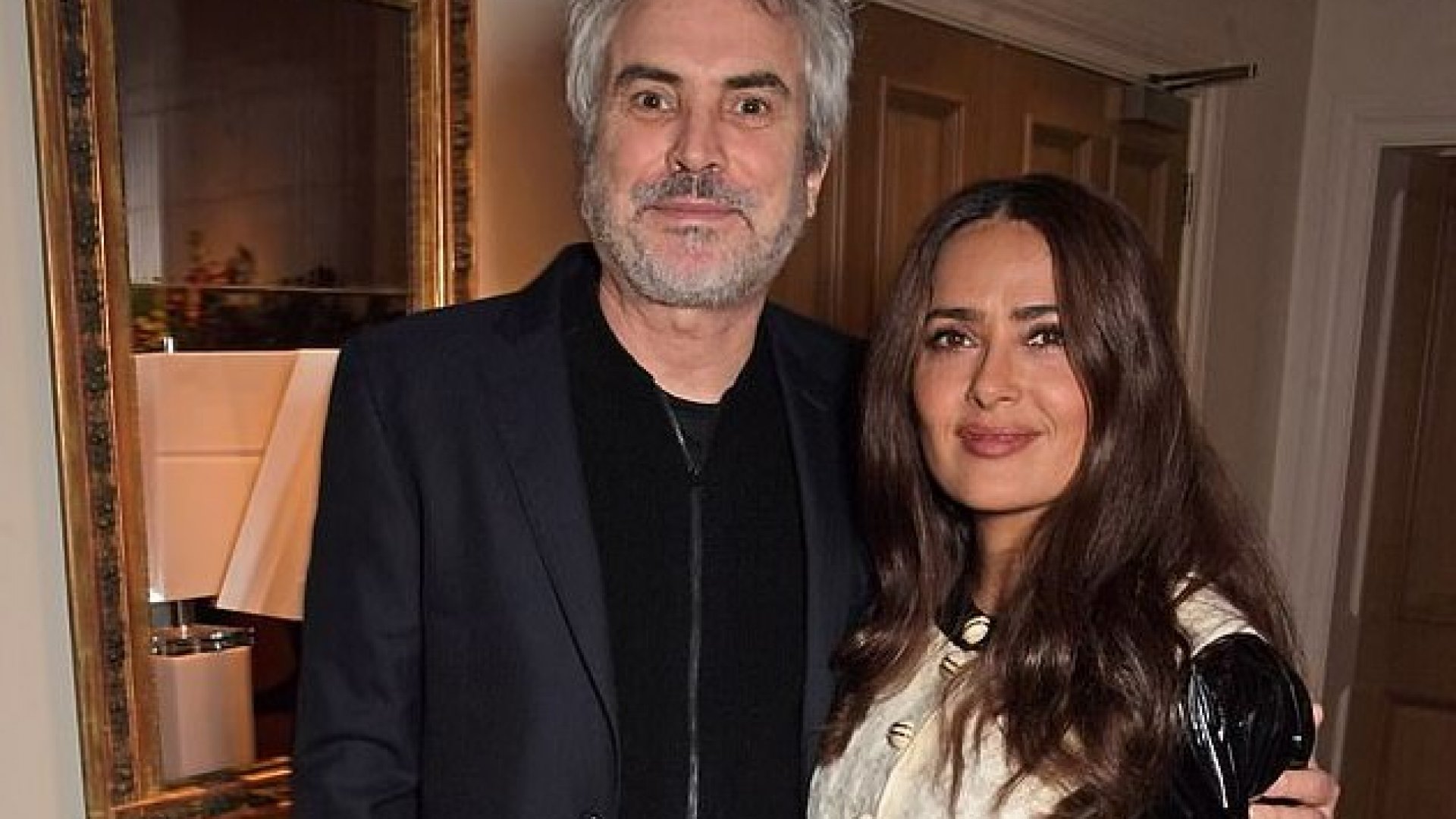 Salma Hayek y Alfonso Cuarón faneando en el concierto de Beyoncé junto a Jay-Z