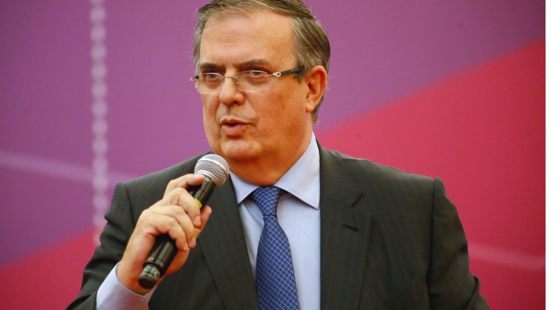 Pospone Ebrard propuesta sobre candidatura en Morena 