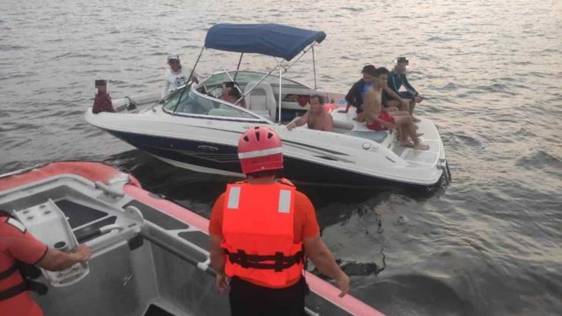 Rescatan a 9 personas varadas en un yate en playas de Boca del Río