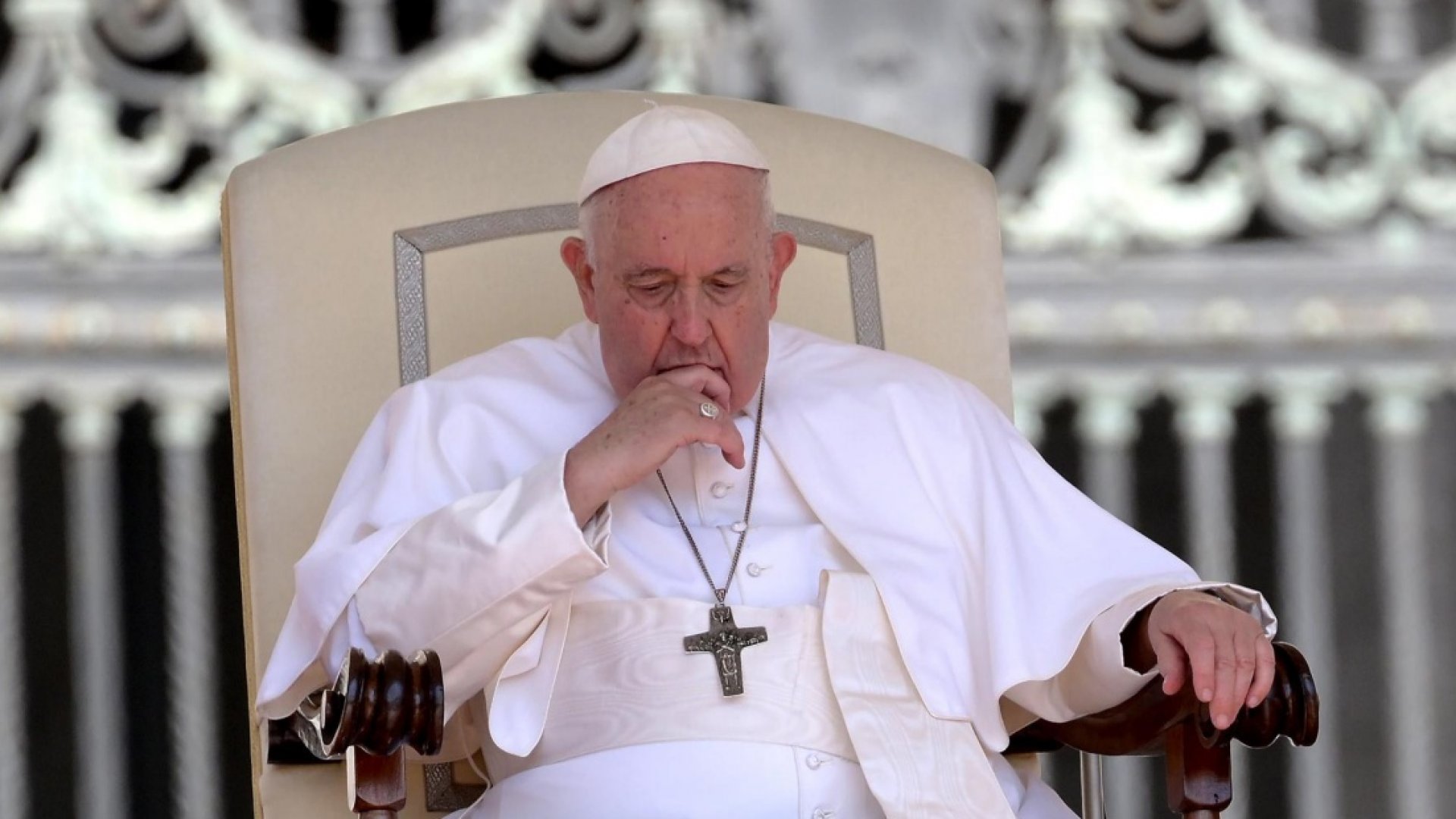 Hospitalizan de urgencia al papa Francisco para operarlo por riesgo de obstrucción intestinal