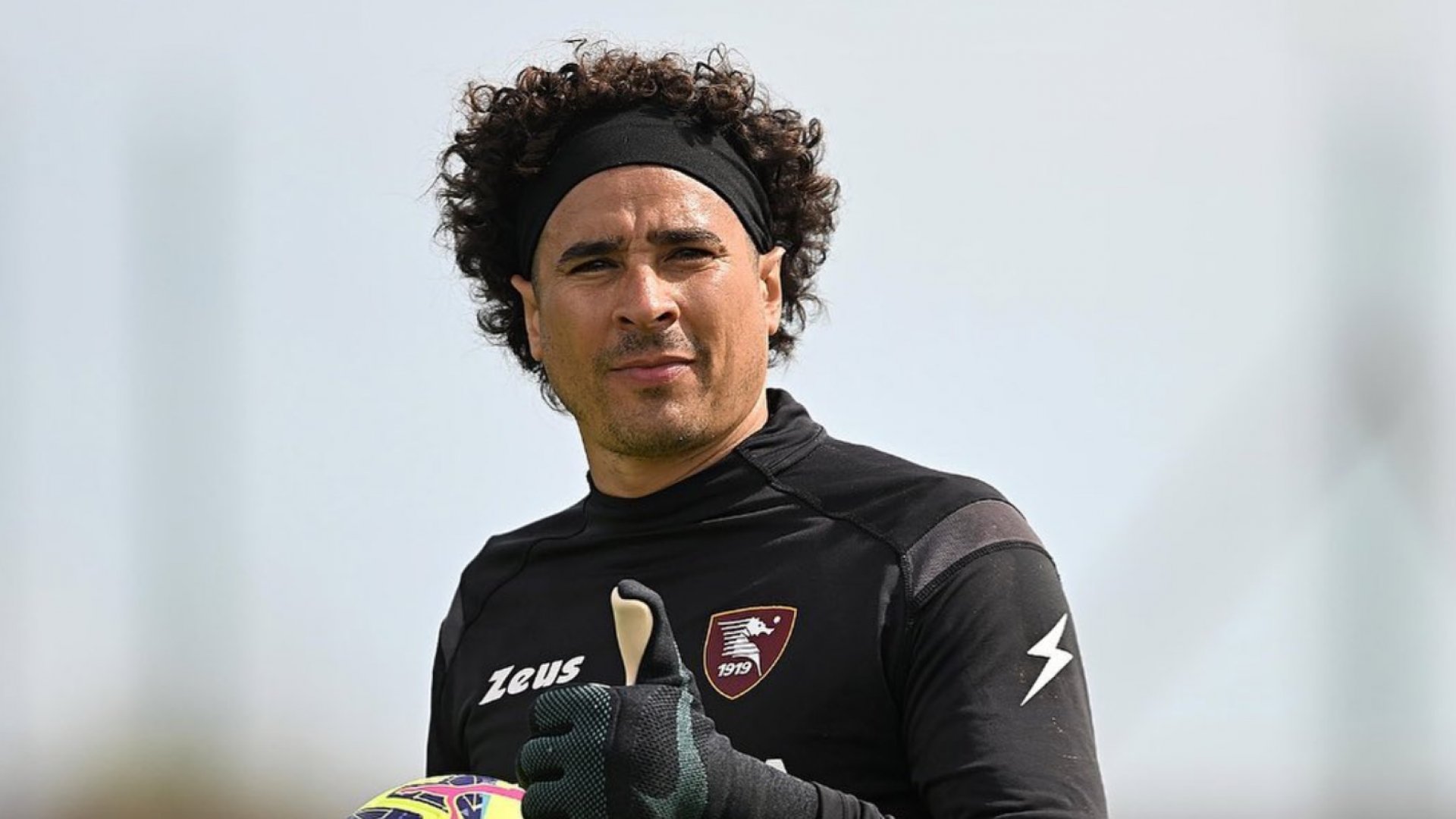 Memo Ochoa seguirá una temporada más en la portería del Salernitana, según reportes