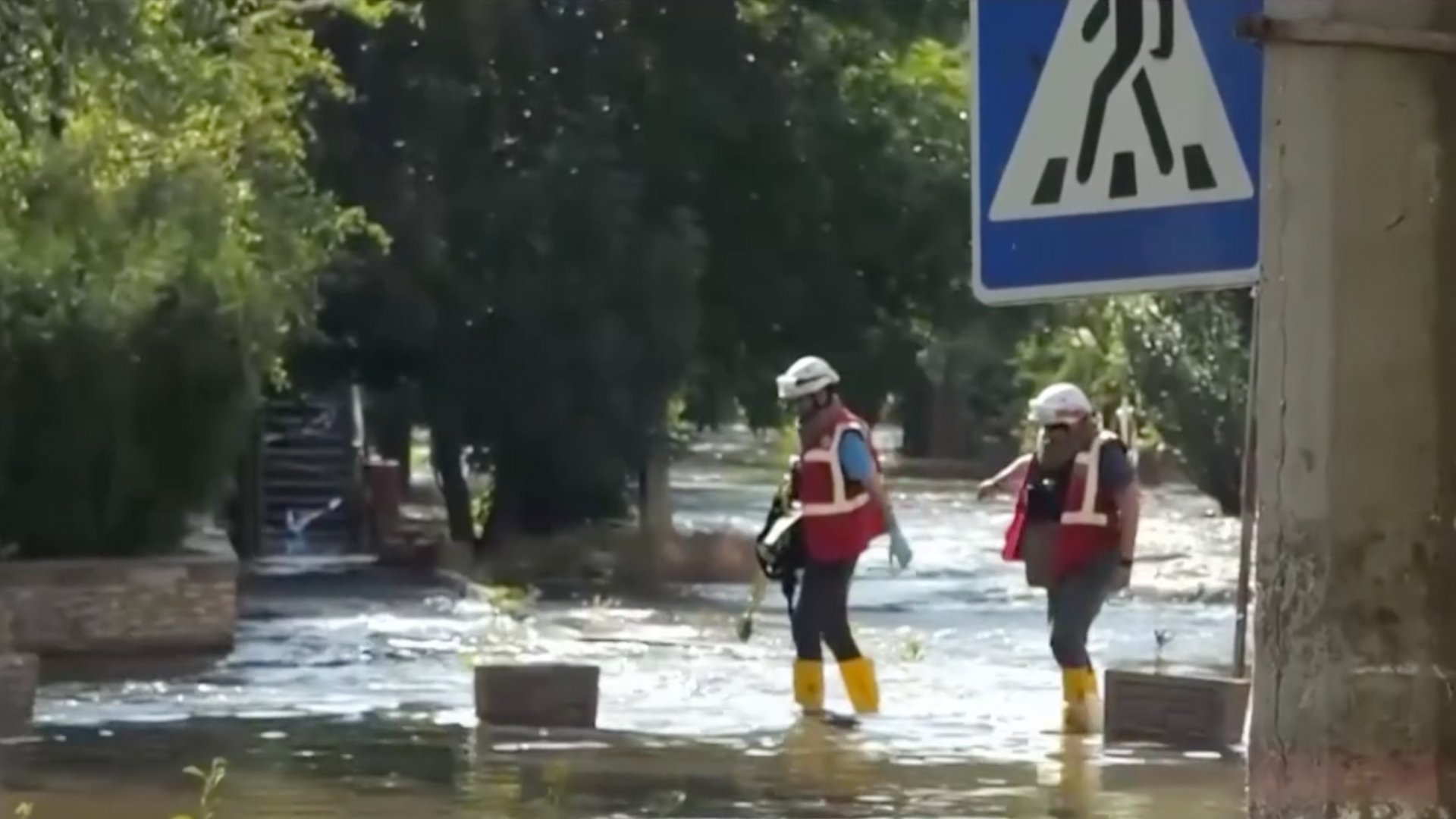 Siete desaparecidos y miles de evacuados mientras el agua de la presa de Kajovka sigue inundando poblaciones