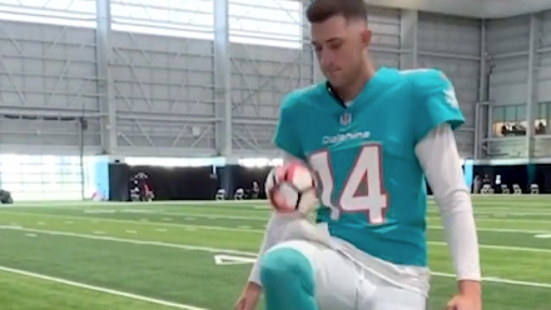 Los Dolphins de la NFL se contagian de euforia y dan la bienvenida a Messi a Miami con una ‘exhibición’ de dominadas