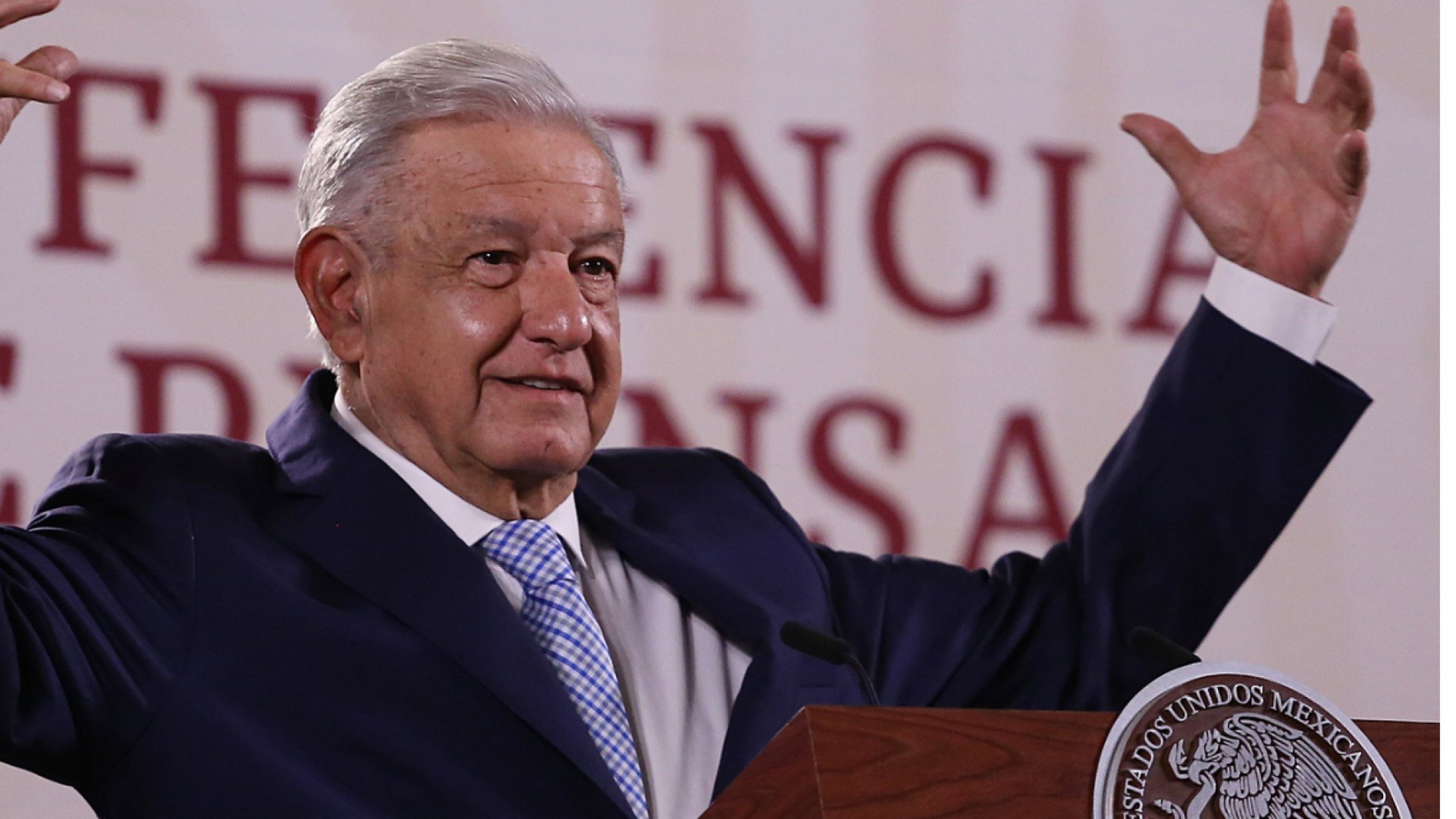 AMLO llama mentiroso y caradura a Fox por asegurar que los programas de pensiones para adultos mayores comenzaron en su gobierno