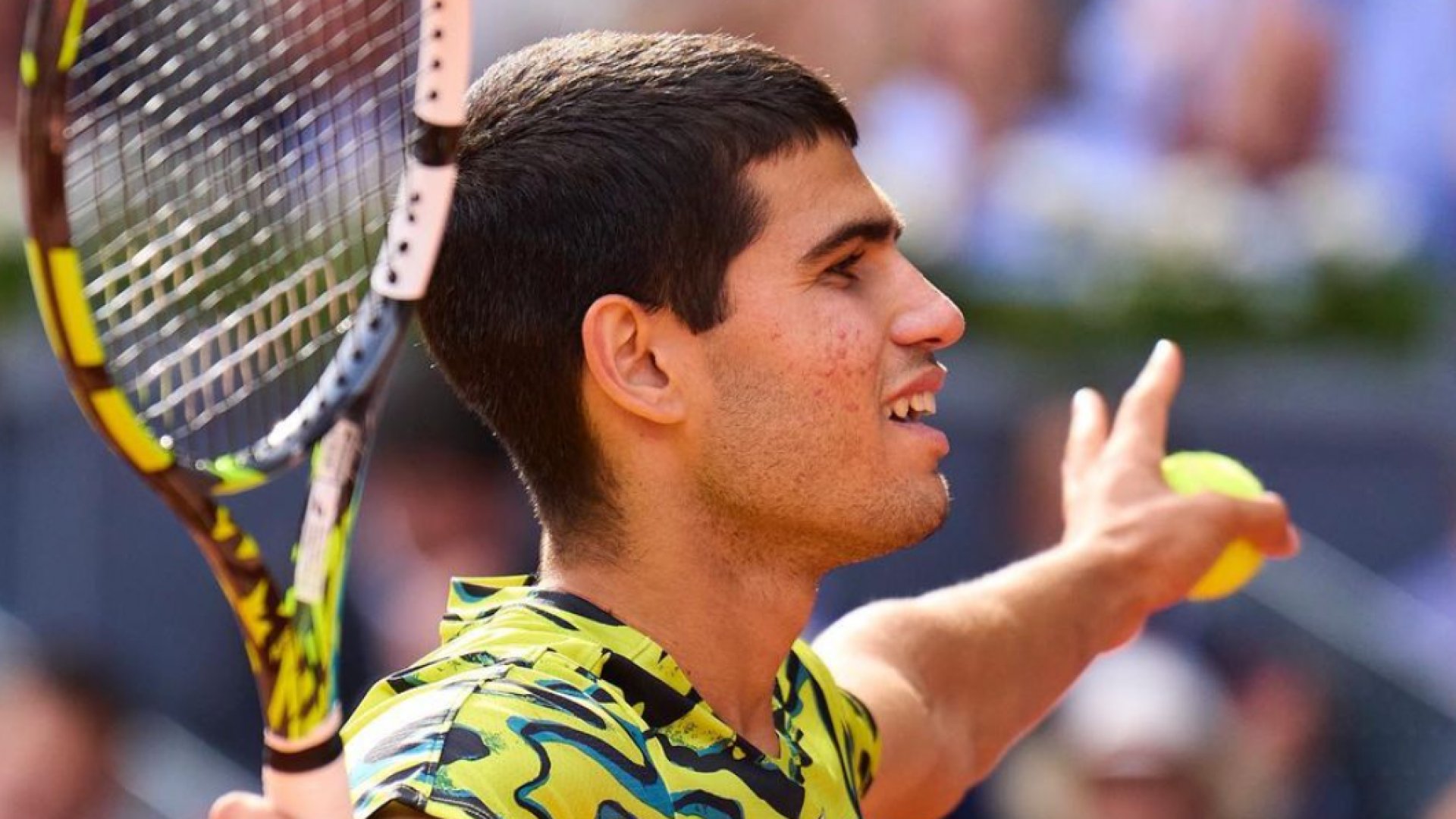 Carlos Alcaraz salva agónico punto en Roland Garros y Djokovic se rinde ante él