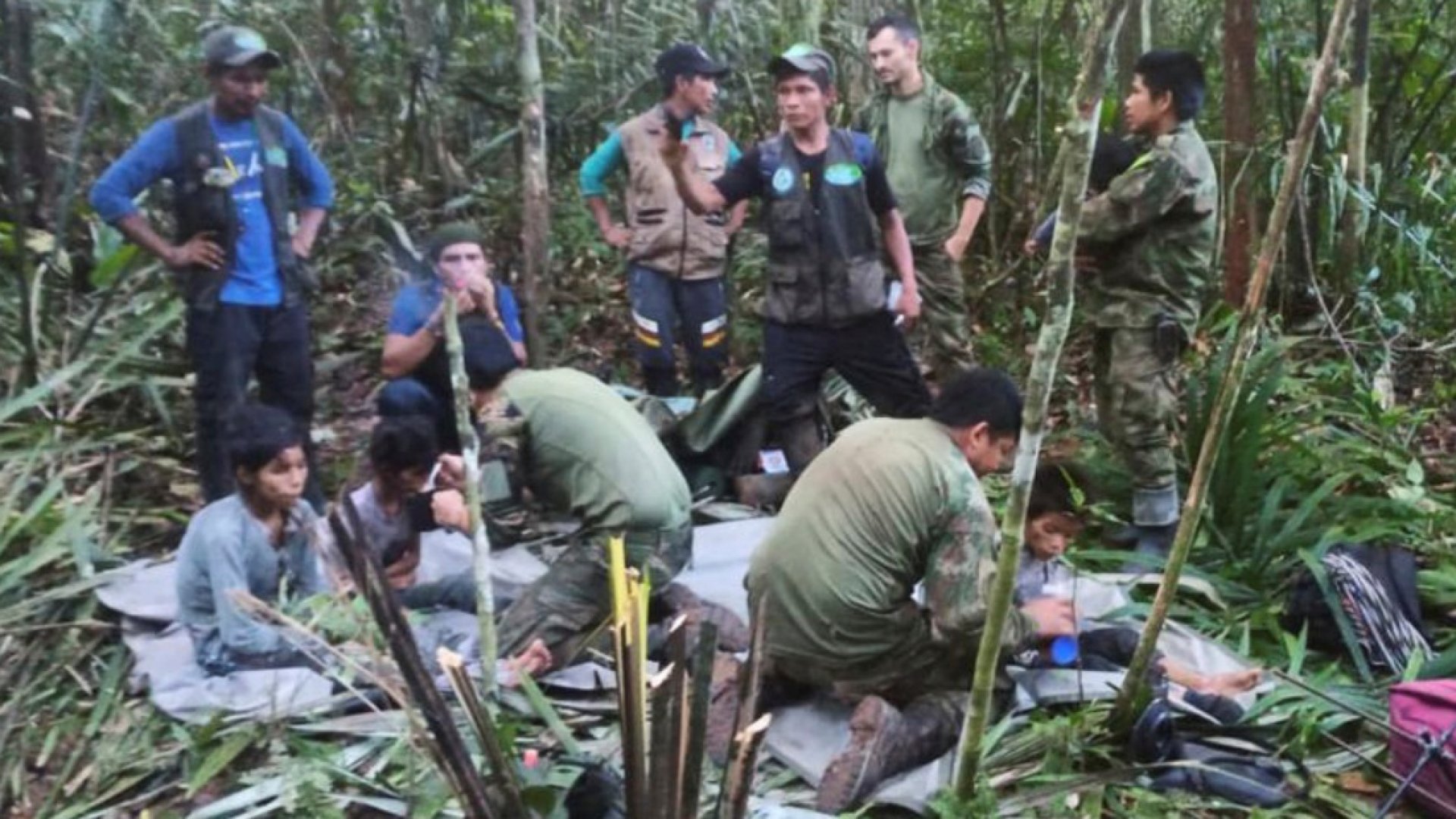 Rescatan a cuatro niños que estuvieron perdidos 40 días en la selva amazónica tras accidente aéreo