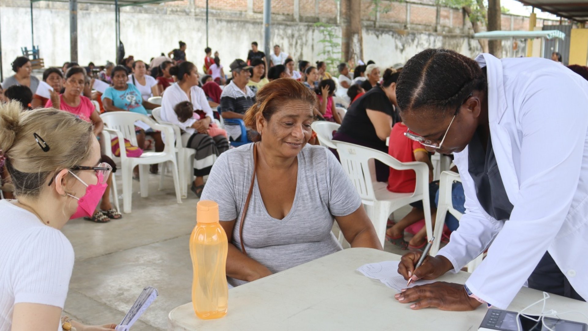 Médicos de EU atienden a migrantes varados en la frontera sur de México