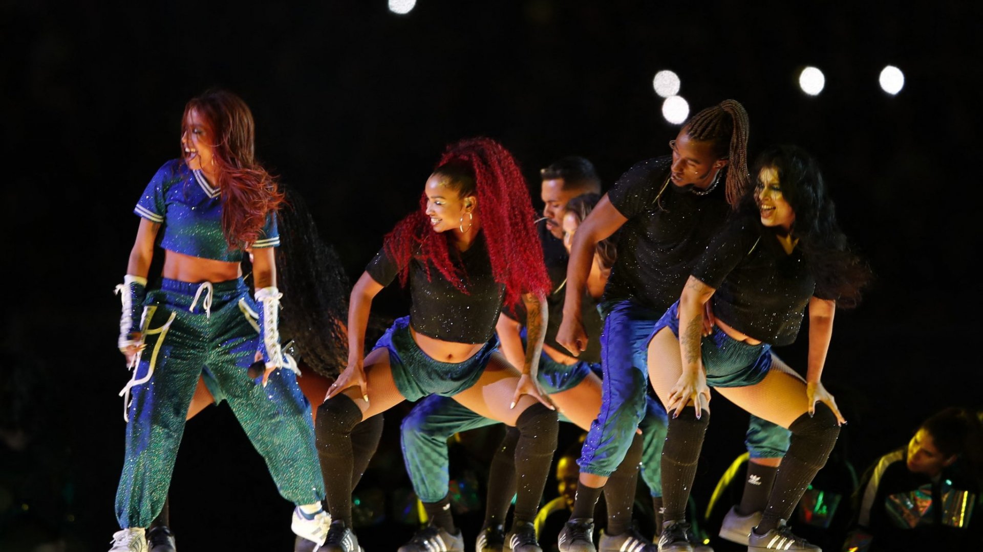 La cantante brasileña Anitta le pone ritmo y colorido al show previo de la Final de la Champions en Estambul