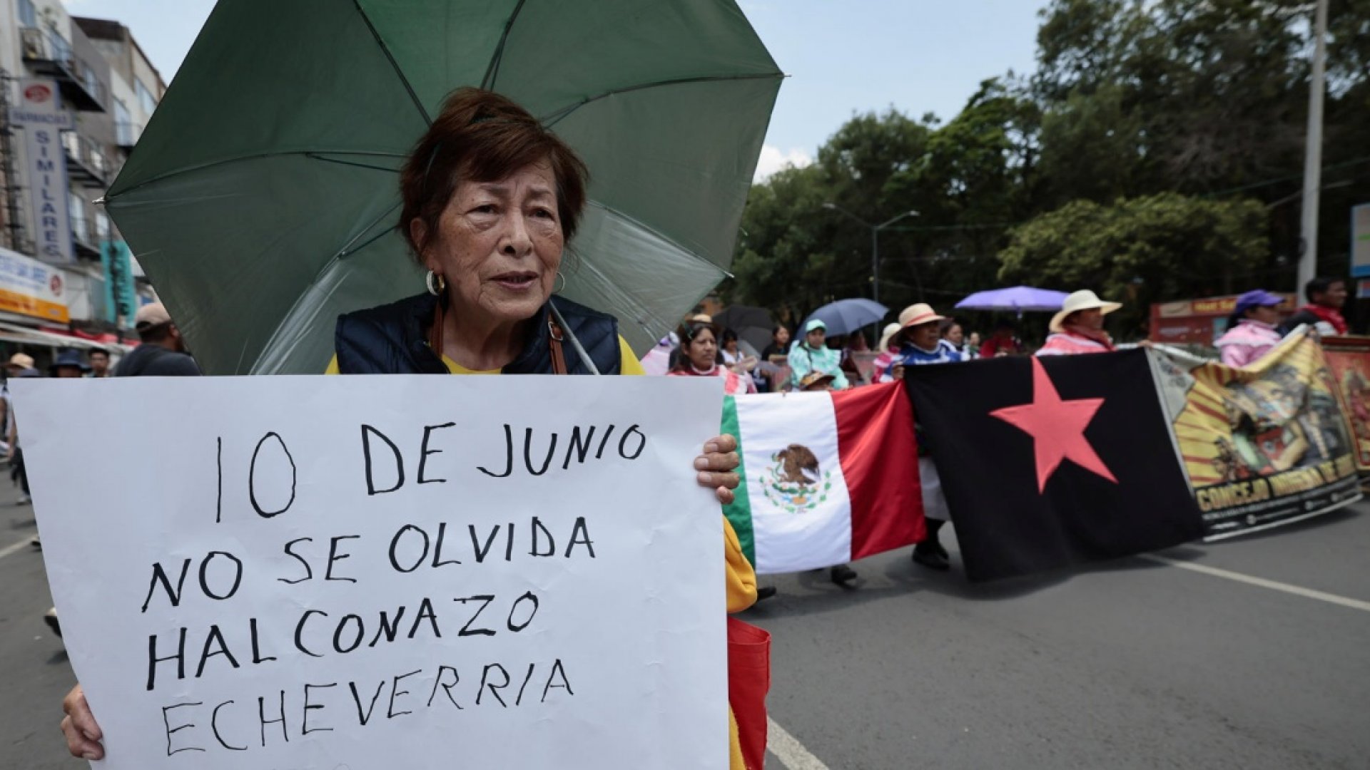 Manifestantes piden al gobierno no olvidar la matanza del “Halconazo”, en la que fueron asesinados al menos 22 estudiantes