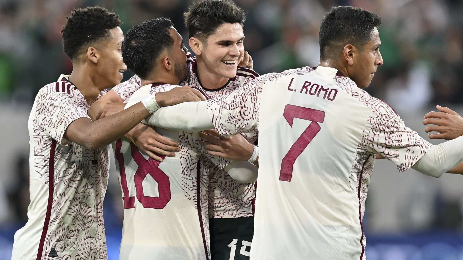 México rescata agónico empate ante Camerún