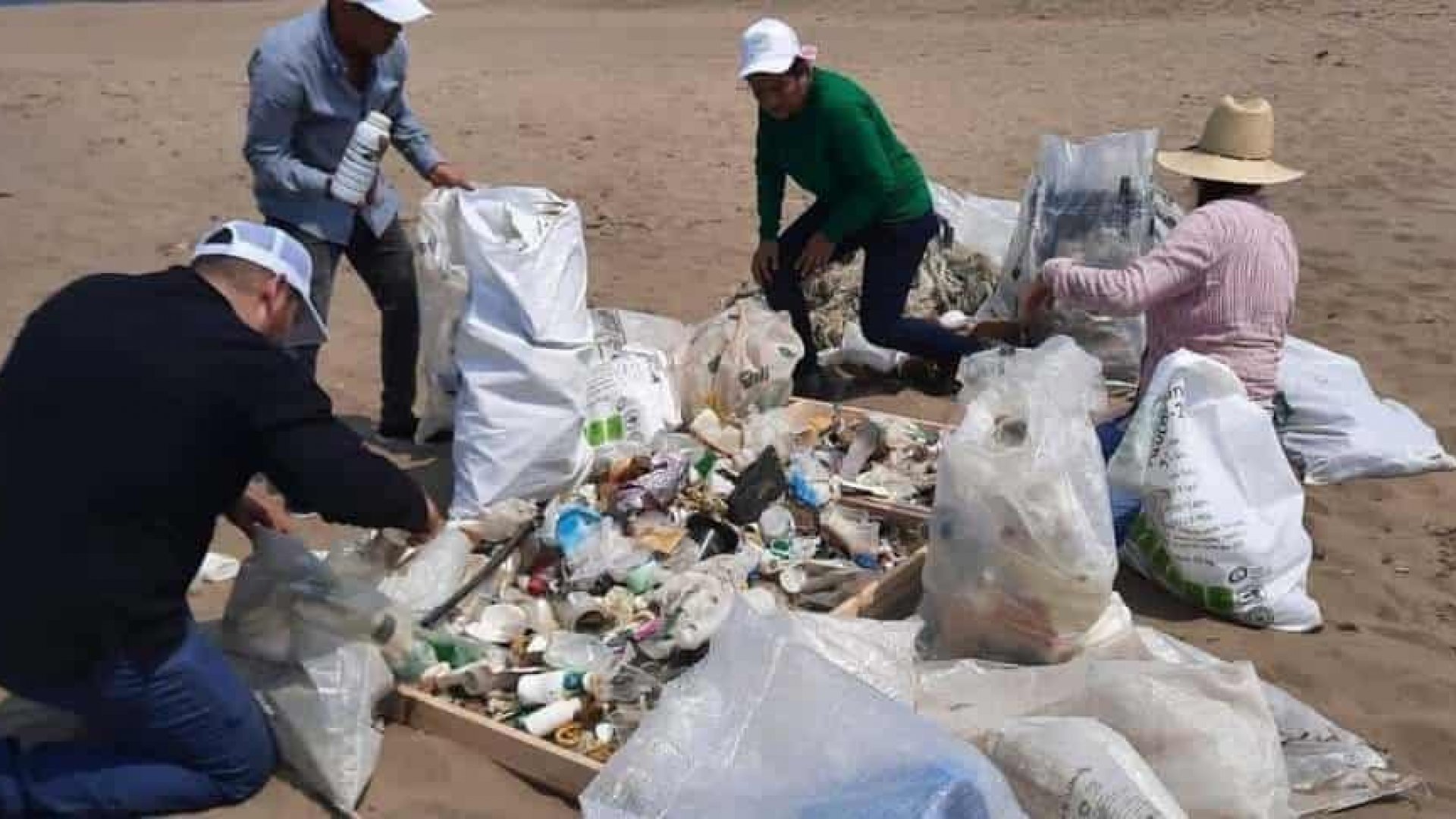 Playas siguen sufriendo contaminación por desechos sólidos, urge crear conciencia