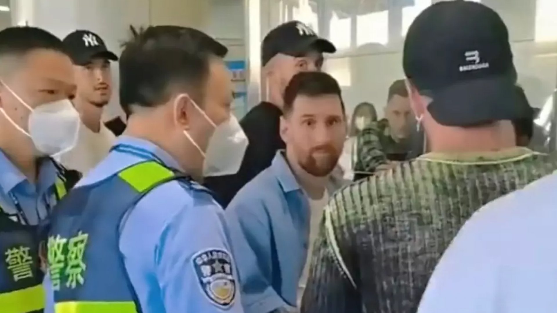 Revelan imágenes de Lionel Messi detenido por migración en China