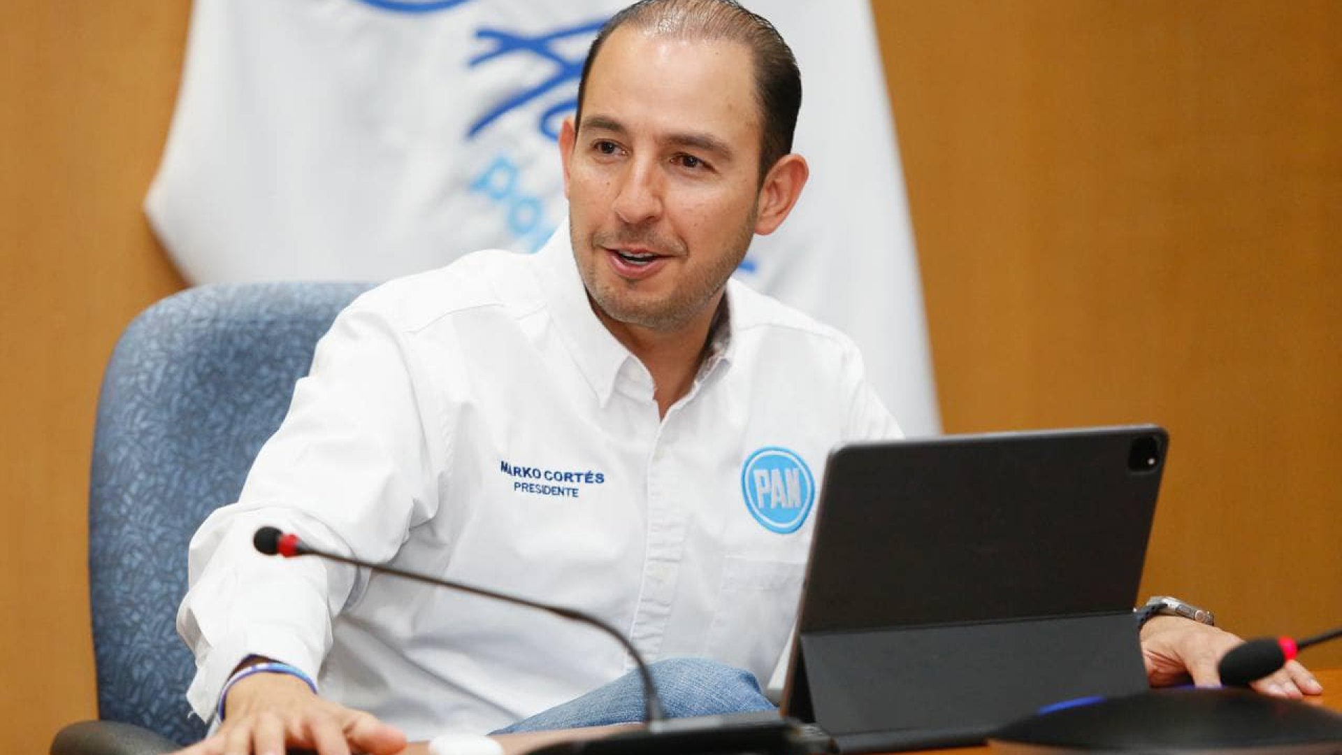 Marko Cortés califica de "farsa" el proceso de Morena; AMLO quiere ser "el rey tras el trono", acusa