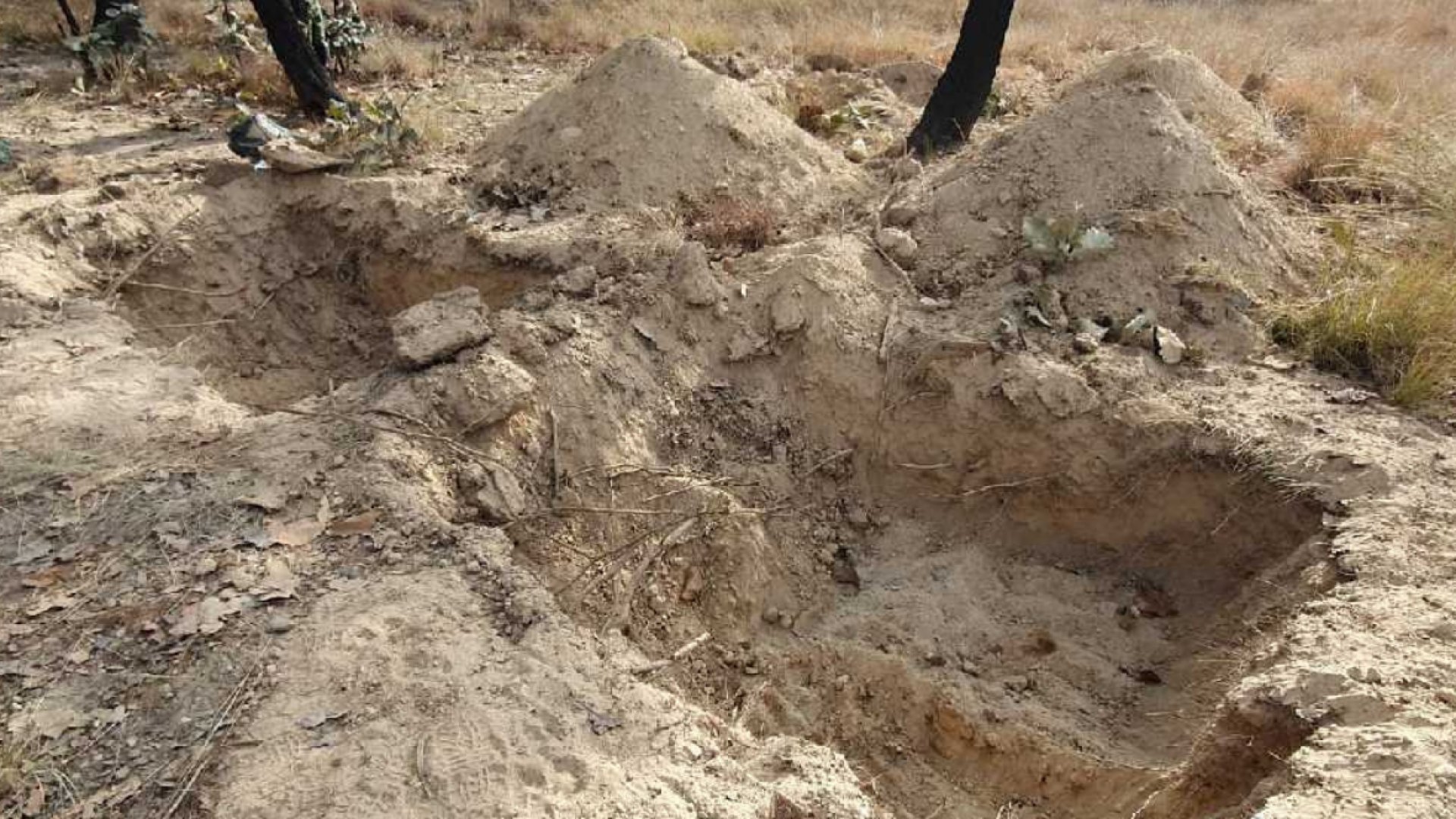 Madres buscadoras de Jalisco encuentran al menos 27 bolsas con restos humanos en una fosa en Tlajomulco