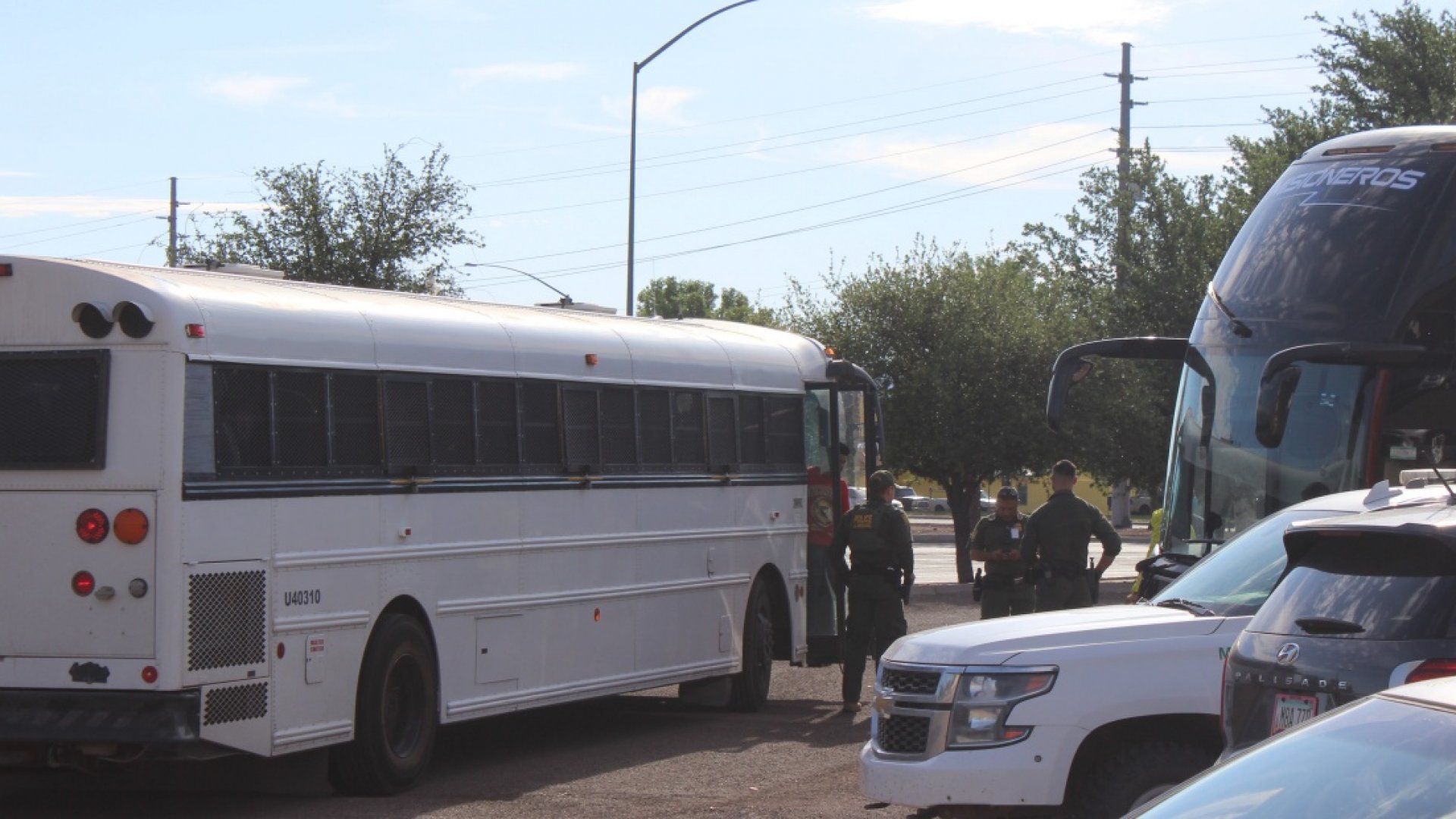 Llega a Los Ángeles el primer autobús con migrantes enviado por el gobierno de Texas