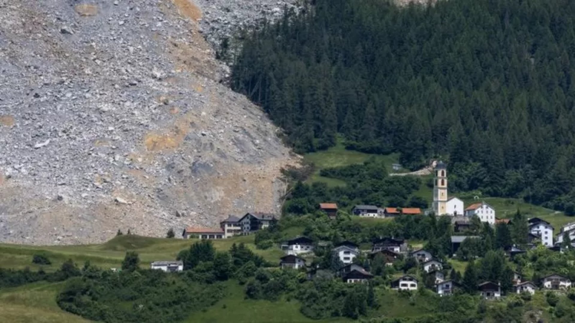 Enorme avalancha de rocas se detuvo justo antes de impactar contra un pequeño pueblo de Suiza