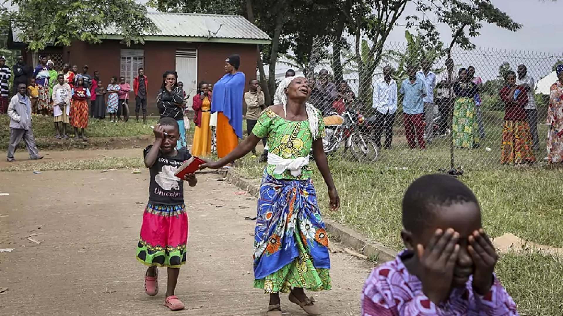 La insoportable espera de las familias tras la masacre de una escuela de secundaria en Uganda