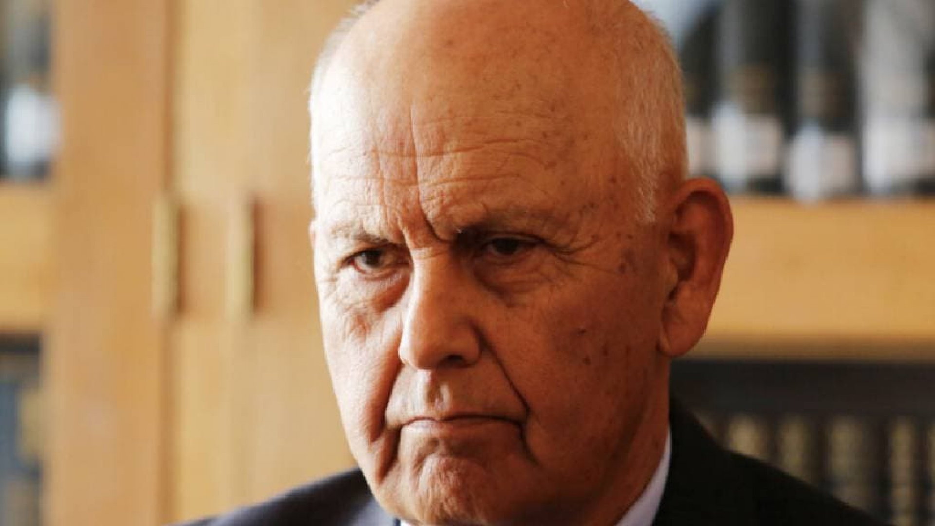Muere Manuel Araya Osorio, chofer y secretario de Neruda, quien cuestionó la versión oficial sobre la muerte del poeta