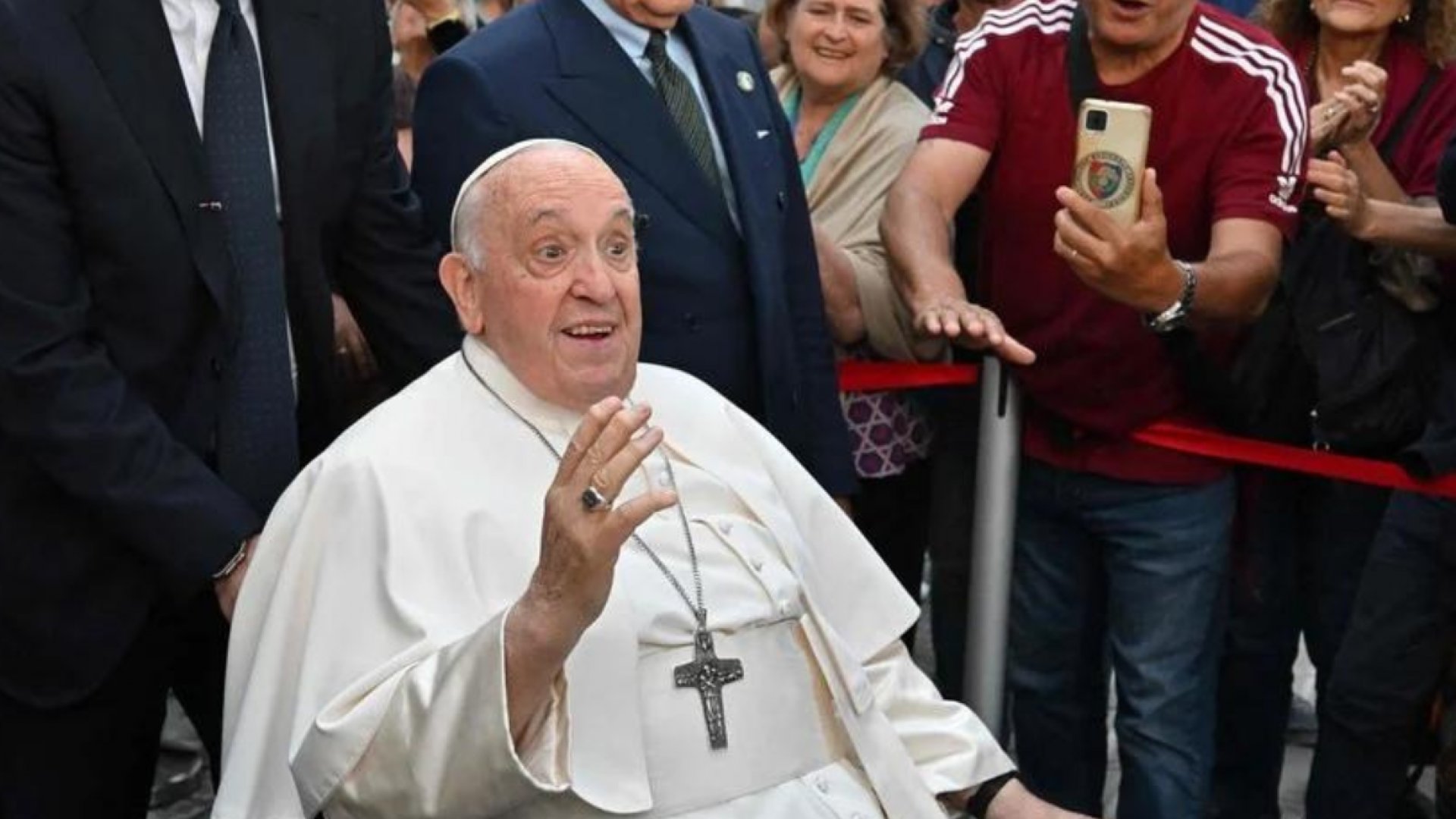El papa Francisco reveló que sufre aún los efectos de la anestesia y le cuesta respirar bien