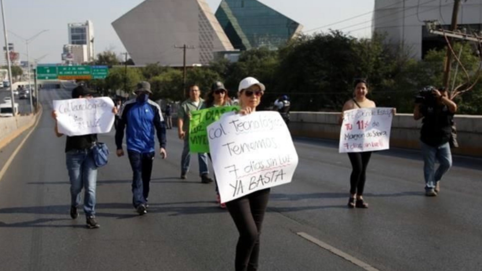 Arman nuevo bloqueo en Garza Sada por apagones 