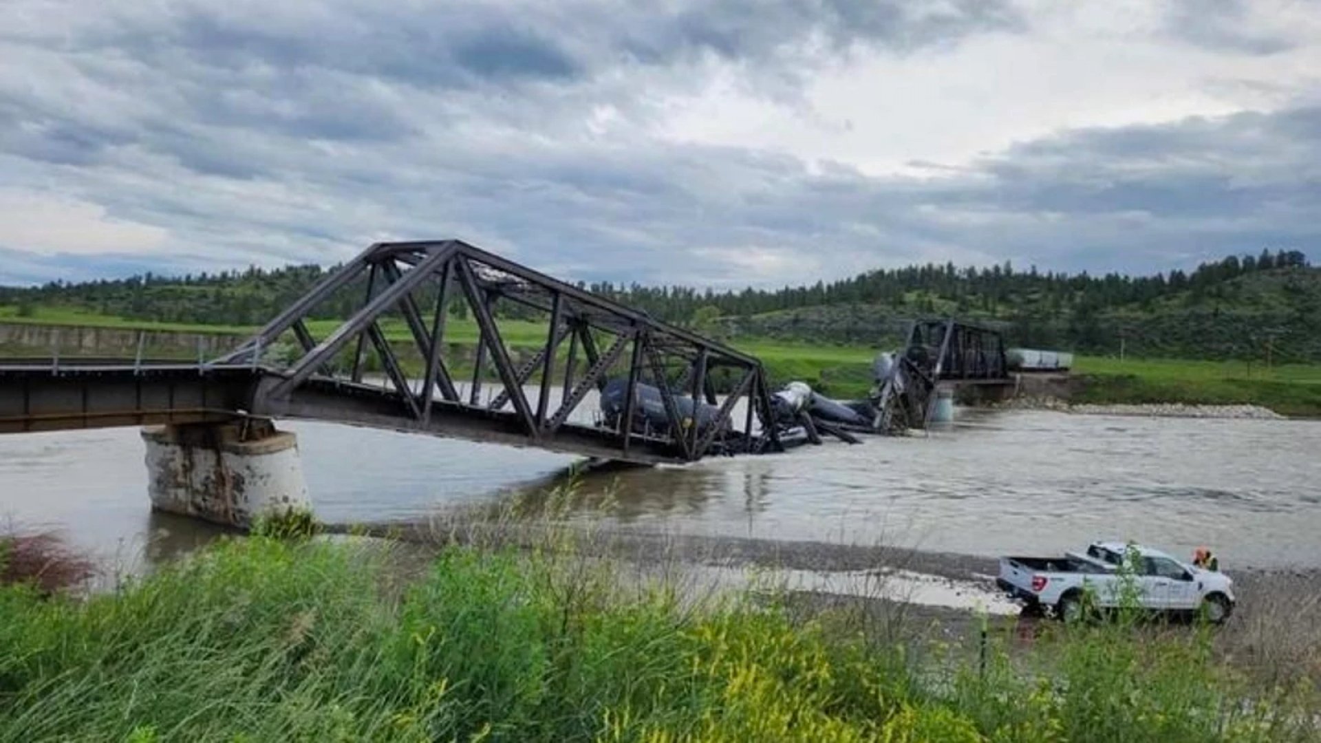 Un tren con material peligroso cae al río Yellowstone en Montana tras el hundimiento de un puente