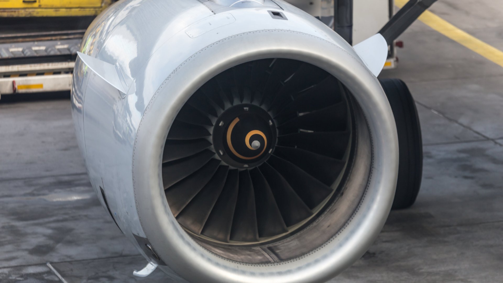Hombre muere al ser succionado por turbina de avión en Texas