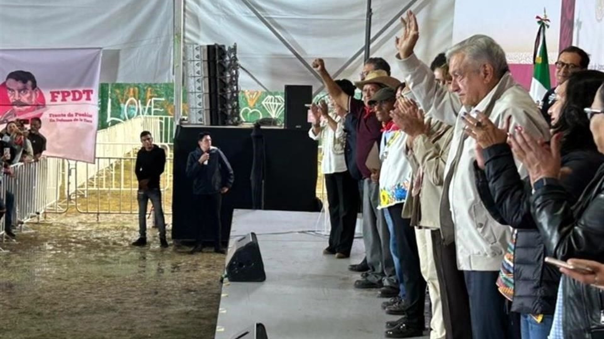 Con machete en mano, piden reelección a AMLO en Atenco 