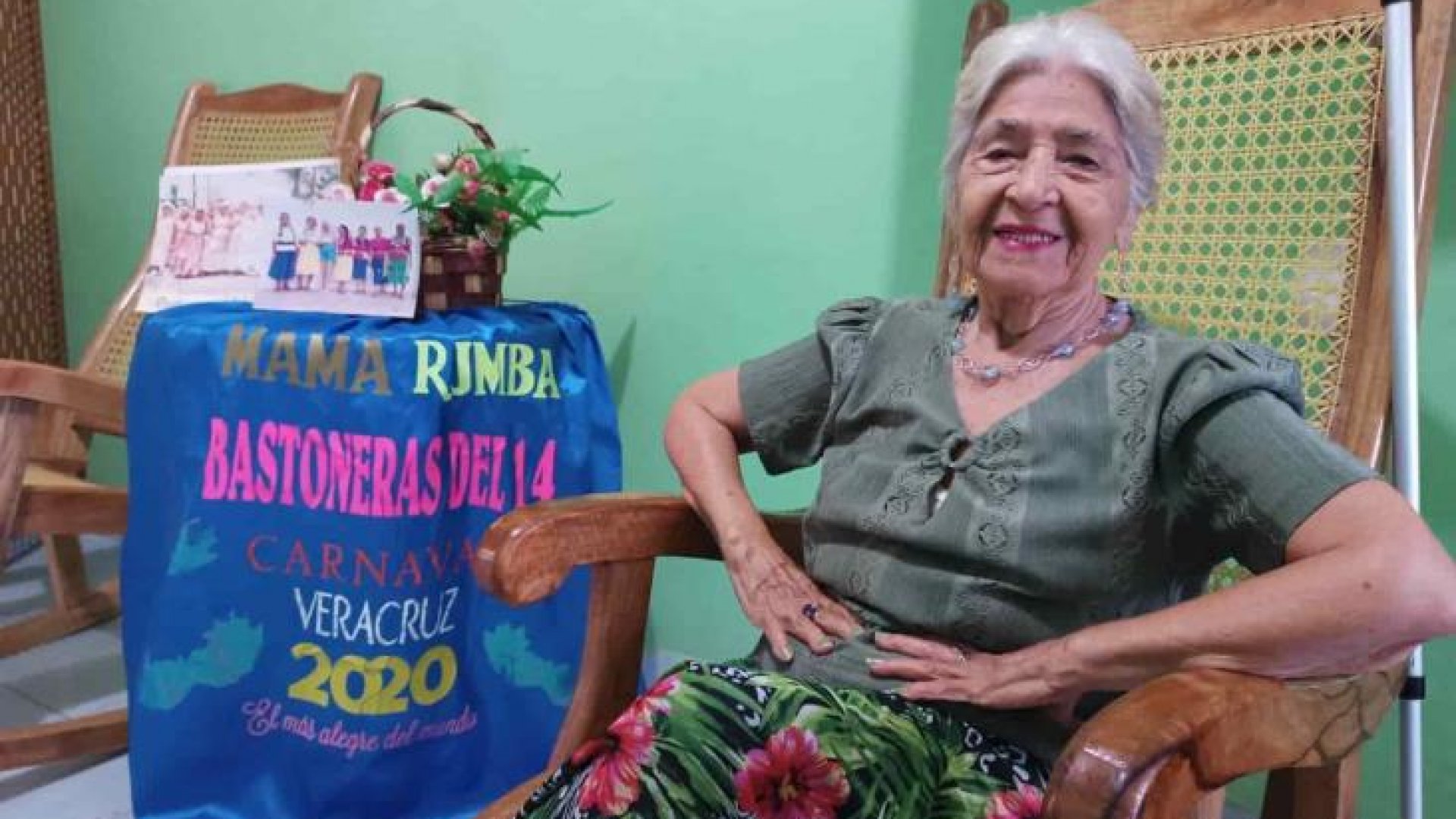 Caritina: la bastonera de 91 años del Carnaval de Veracruz