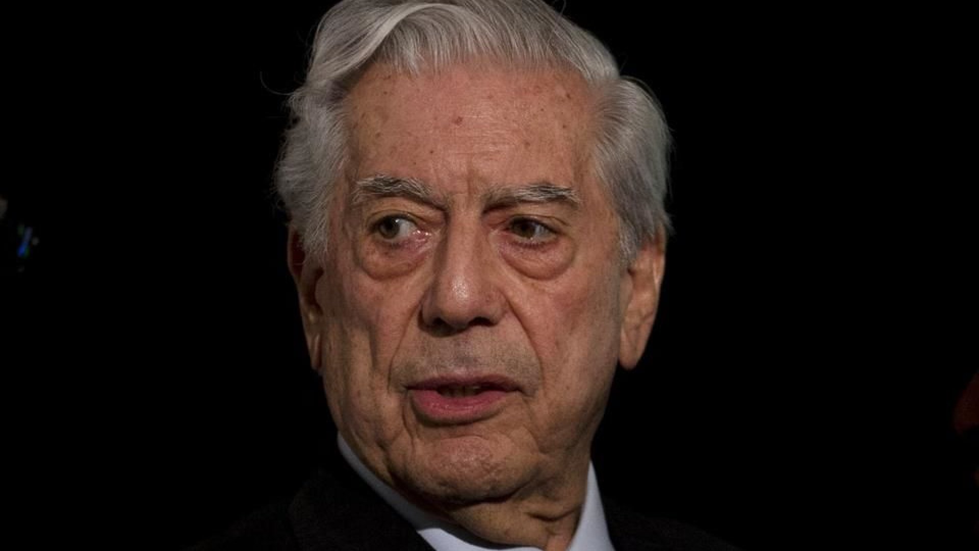 Mario Vargas Llosa hospitalizado, por segunda ocasión tiene Covid-19