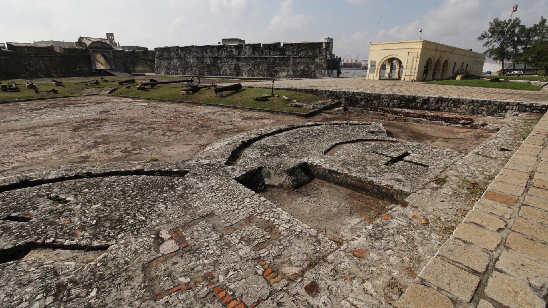 Turistas del Carnaval de Veracruz 2023 visitan San Juan de Ulúa