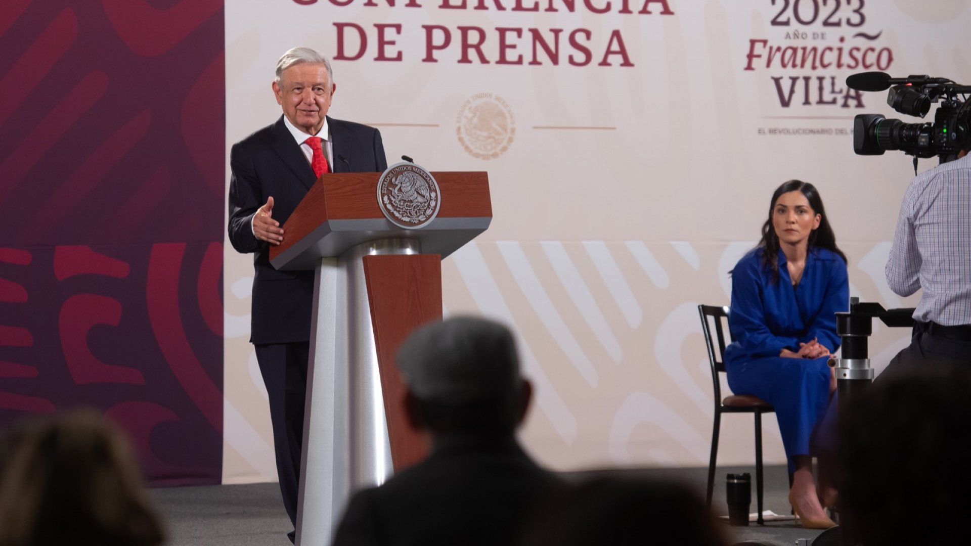 Peso rompe la barrera de las 17 unidades por dólar y AMLO lo presume