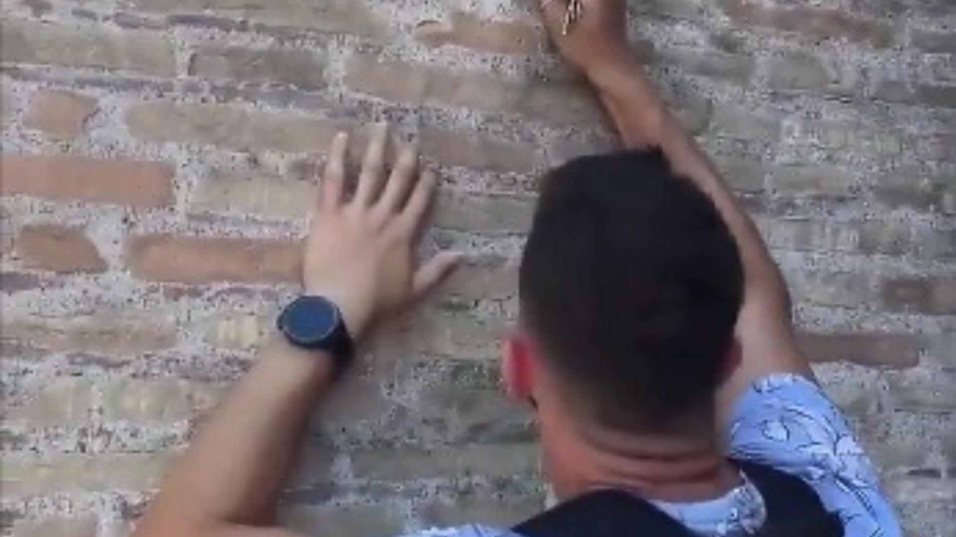 Pide perdón turista que escribió en paredes del Coliseo