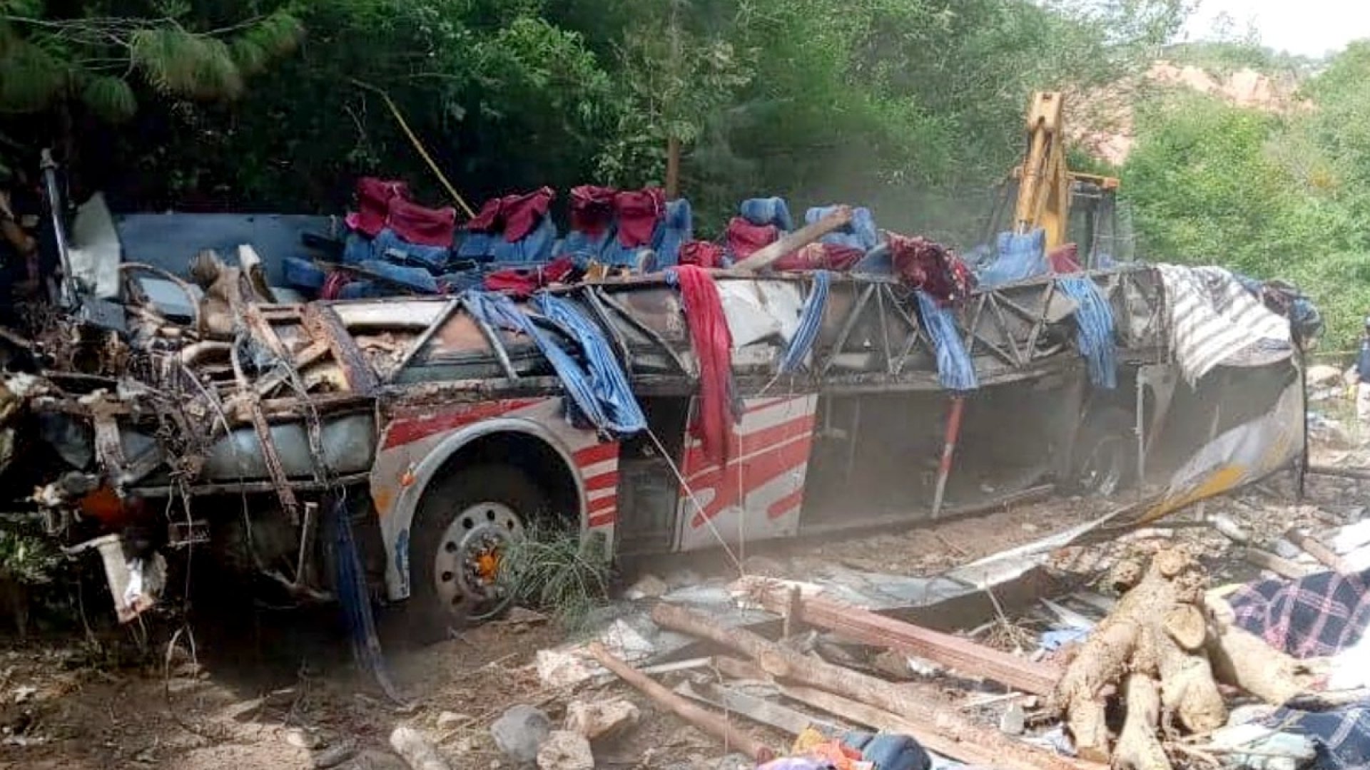 Mueren 26 tras volcadura de autobús en Oaxaca