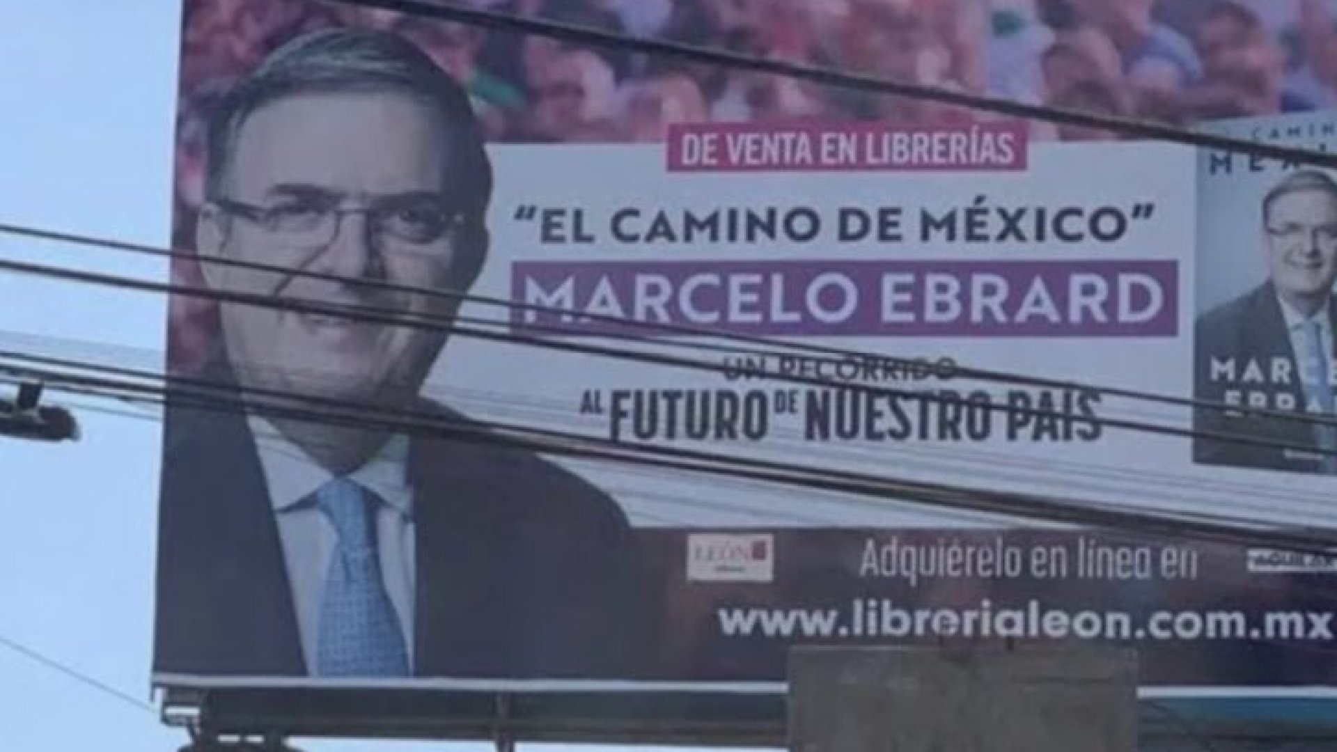 Asegura Ebrard que editorial contrató espectaculares