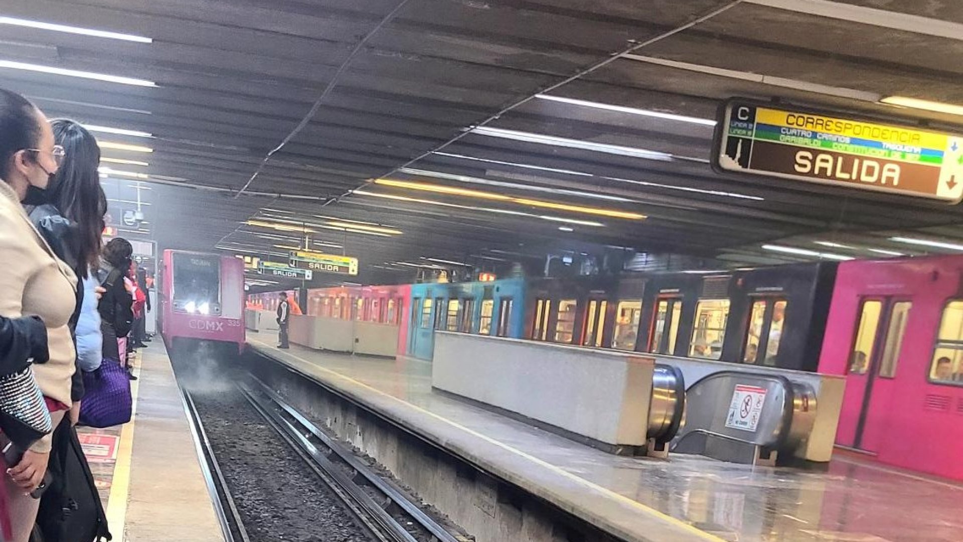Provoca paraguas corte de energía en L9 del Metro