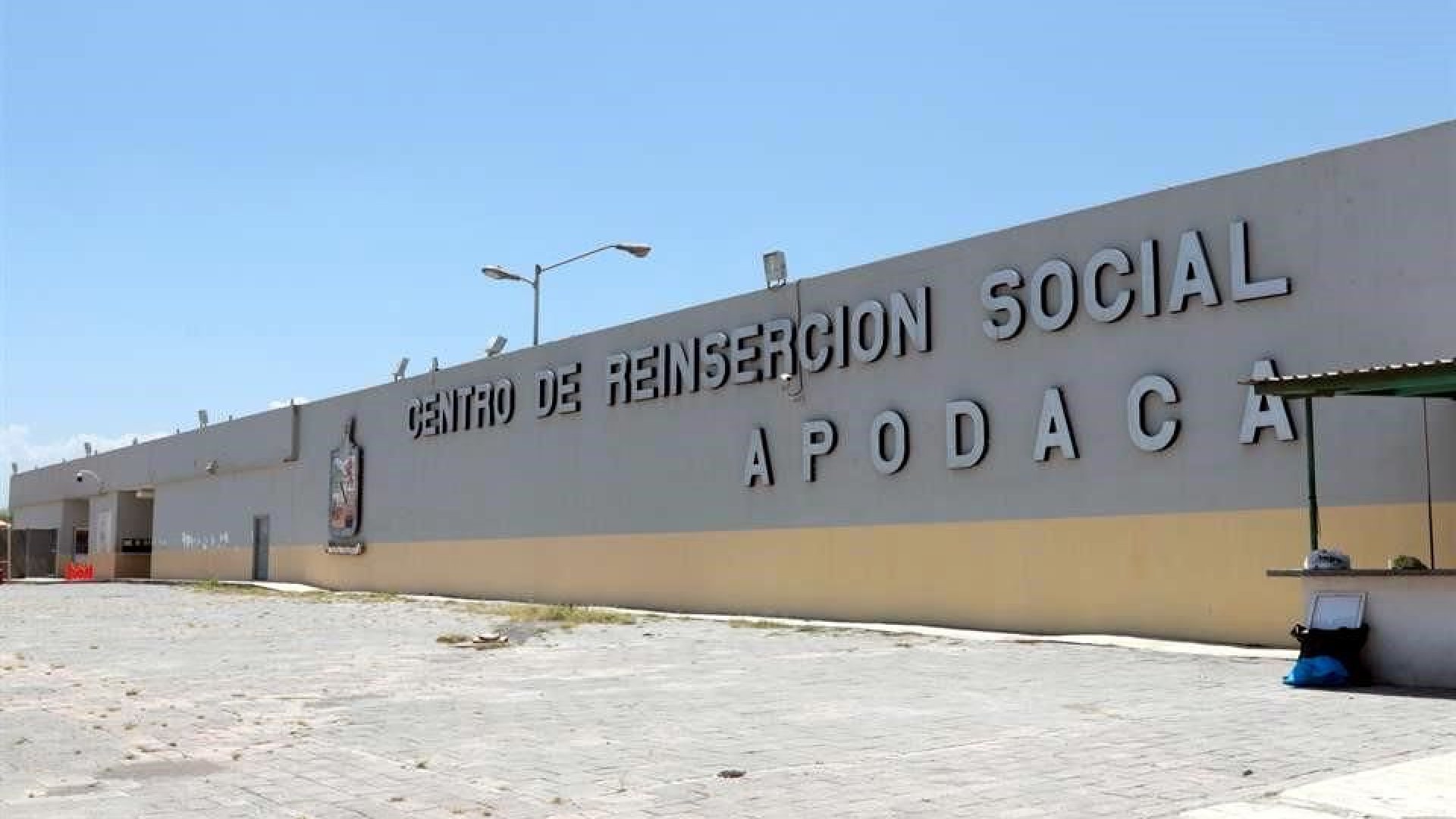 Balean a custodio afuera de su casa