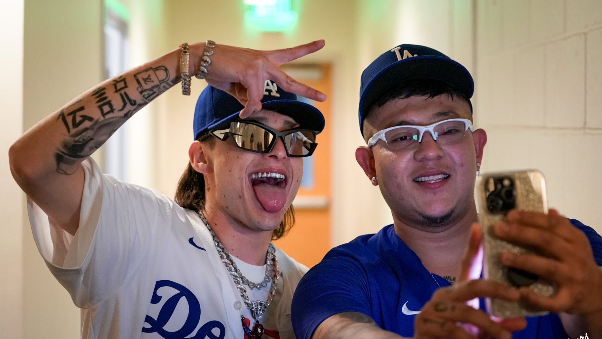 ¡En las Grandes Ligas!, Peso Pluma lanza primer bola en el Dodger Stadium