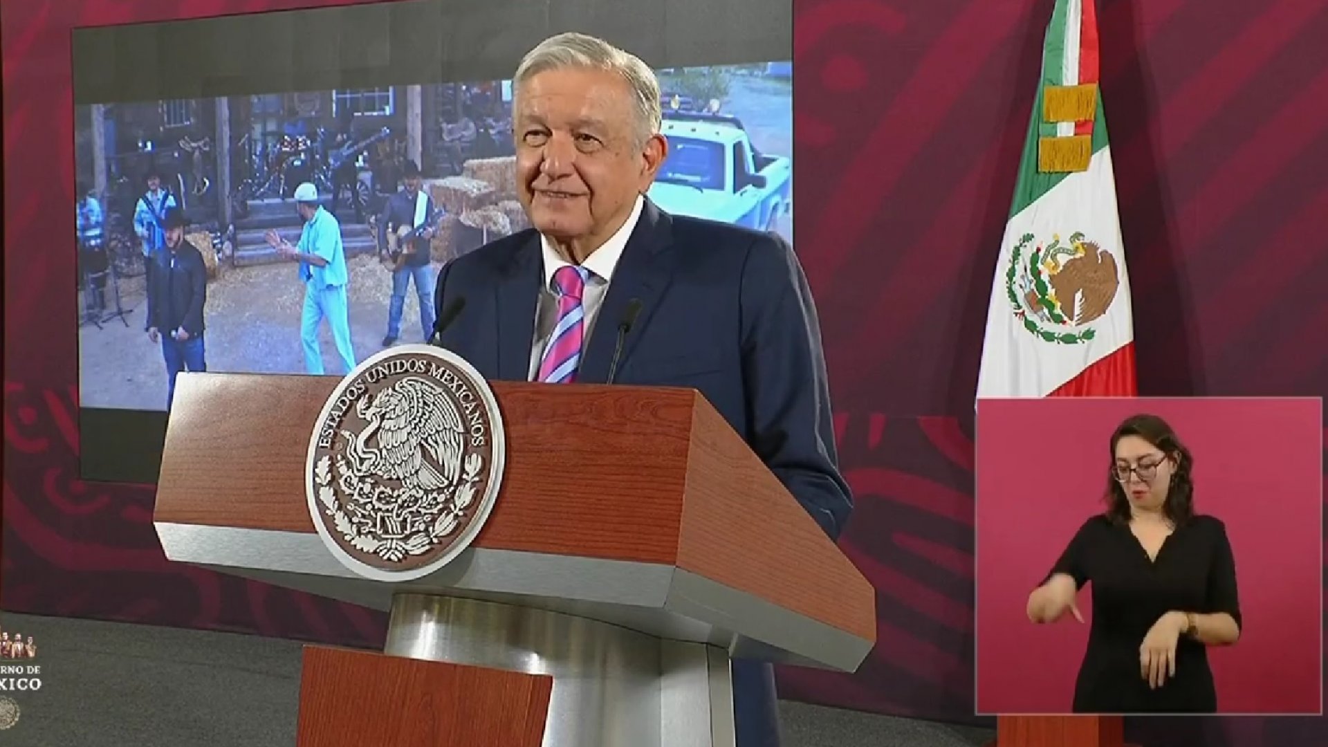 ¿Conejito malo? «Bajan» mañanera por derechos de autor en canción