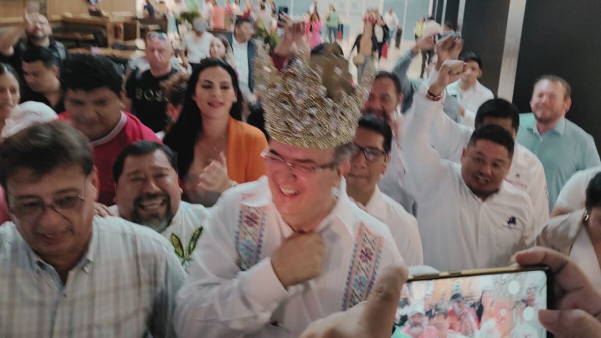 Coronan como rey del Carnaval a Marcelo Ebrard, en Veracruz