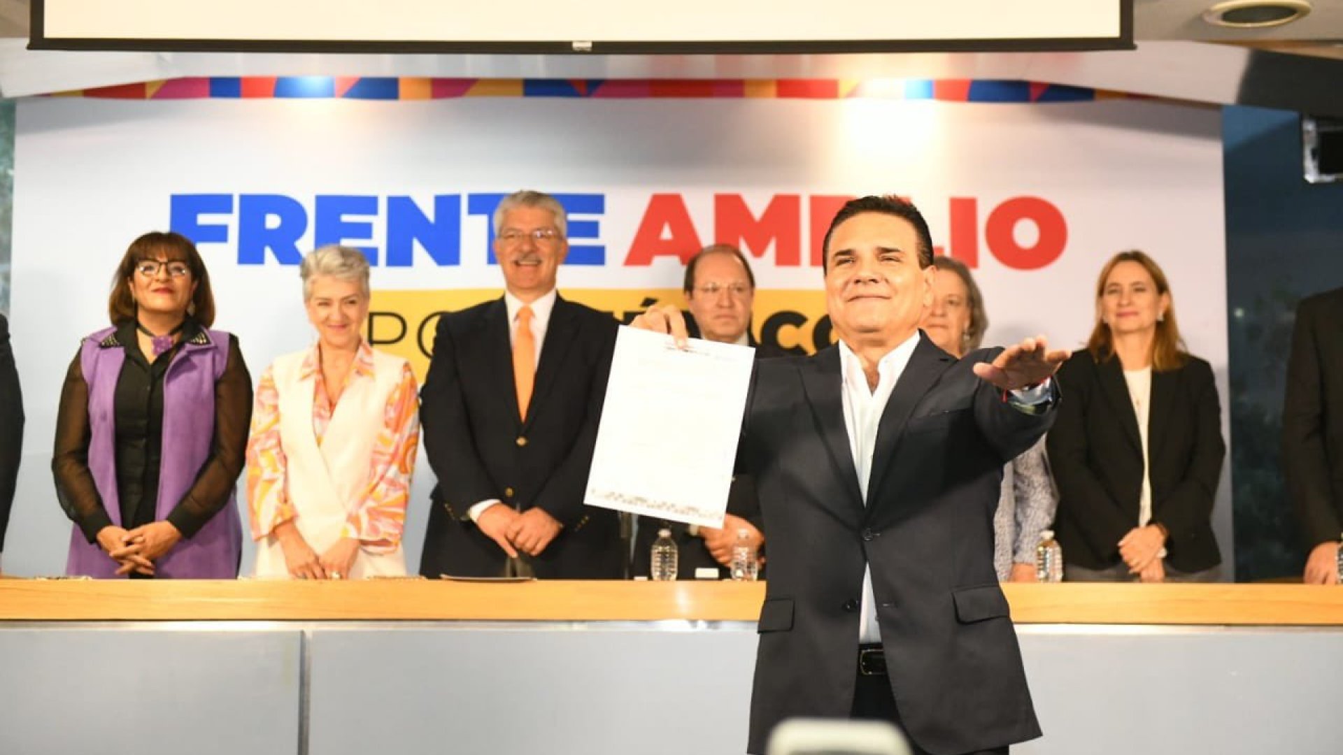 Va Silvano Aureoles a proceso del Frente Amplio por México