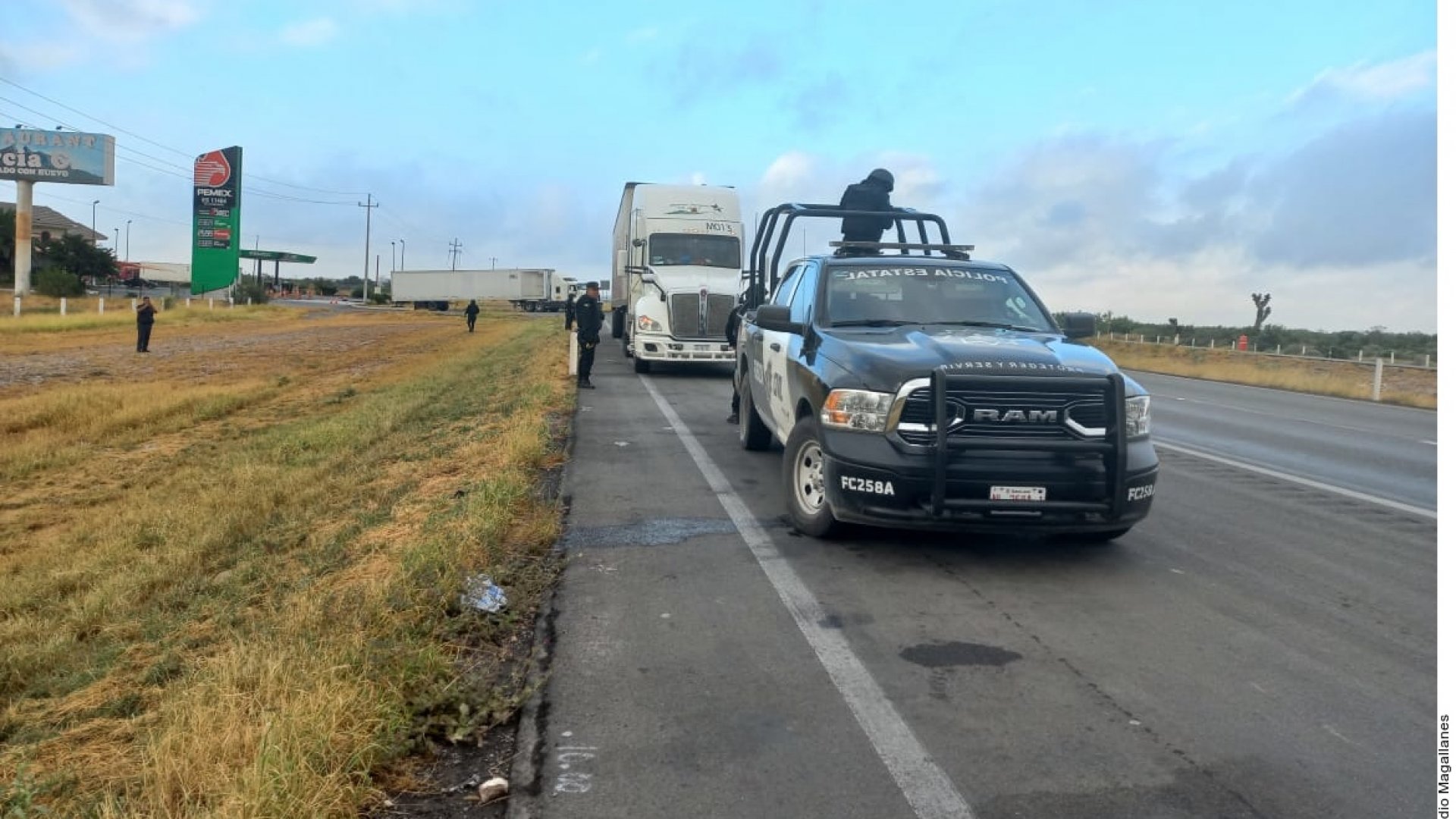 Balean a trailero en autopista a Laredo
